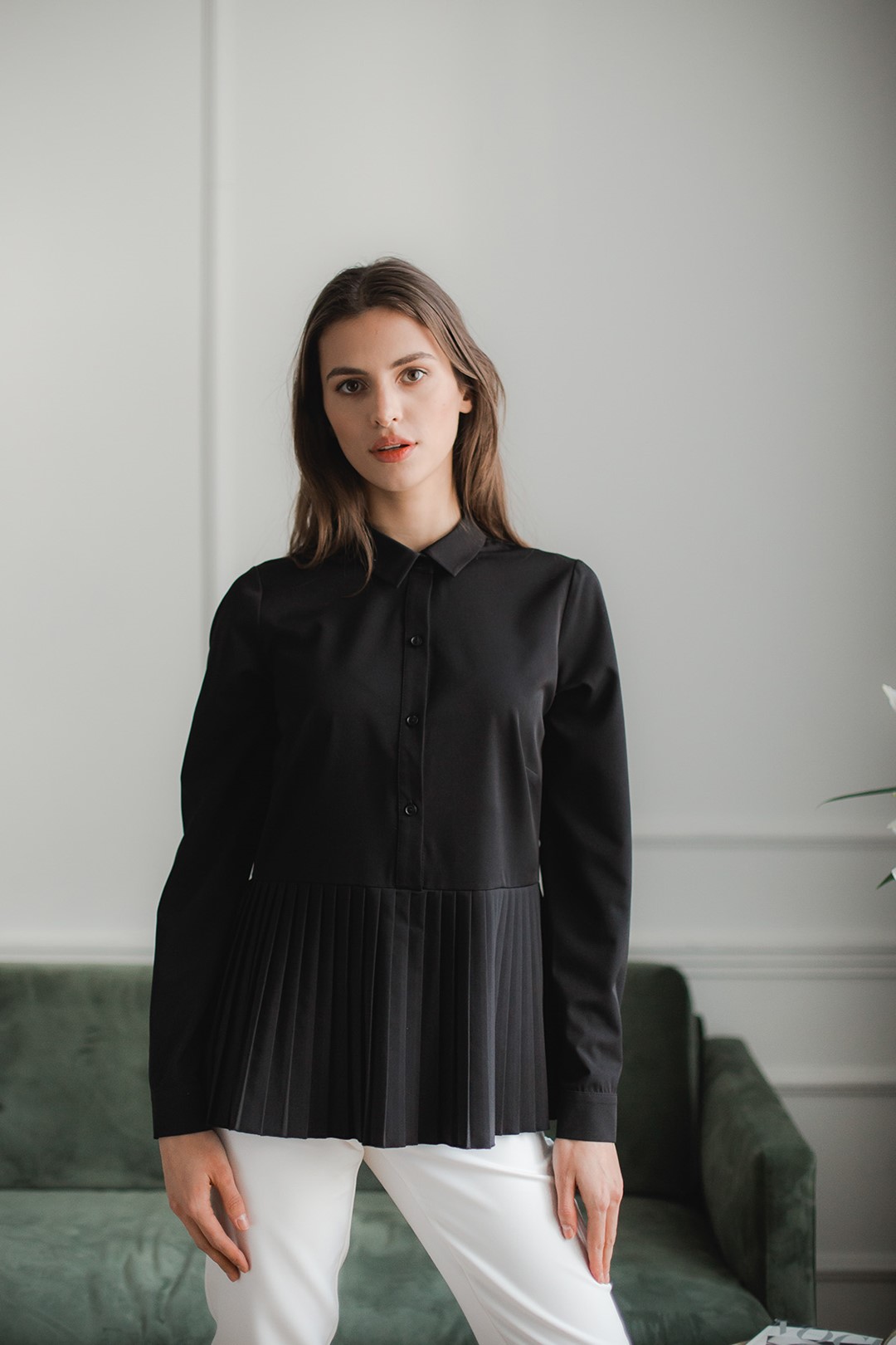 Košeľa s plisovaným volánom L089 Black Veľkosť: S