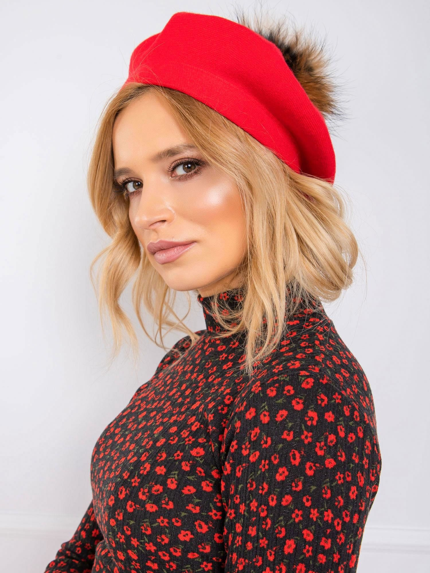 Červený dámsky baret so strapcom AT-CZ-1713501-1.30P-red Veľkosť: ONE SIZE