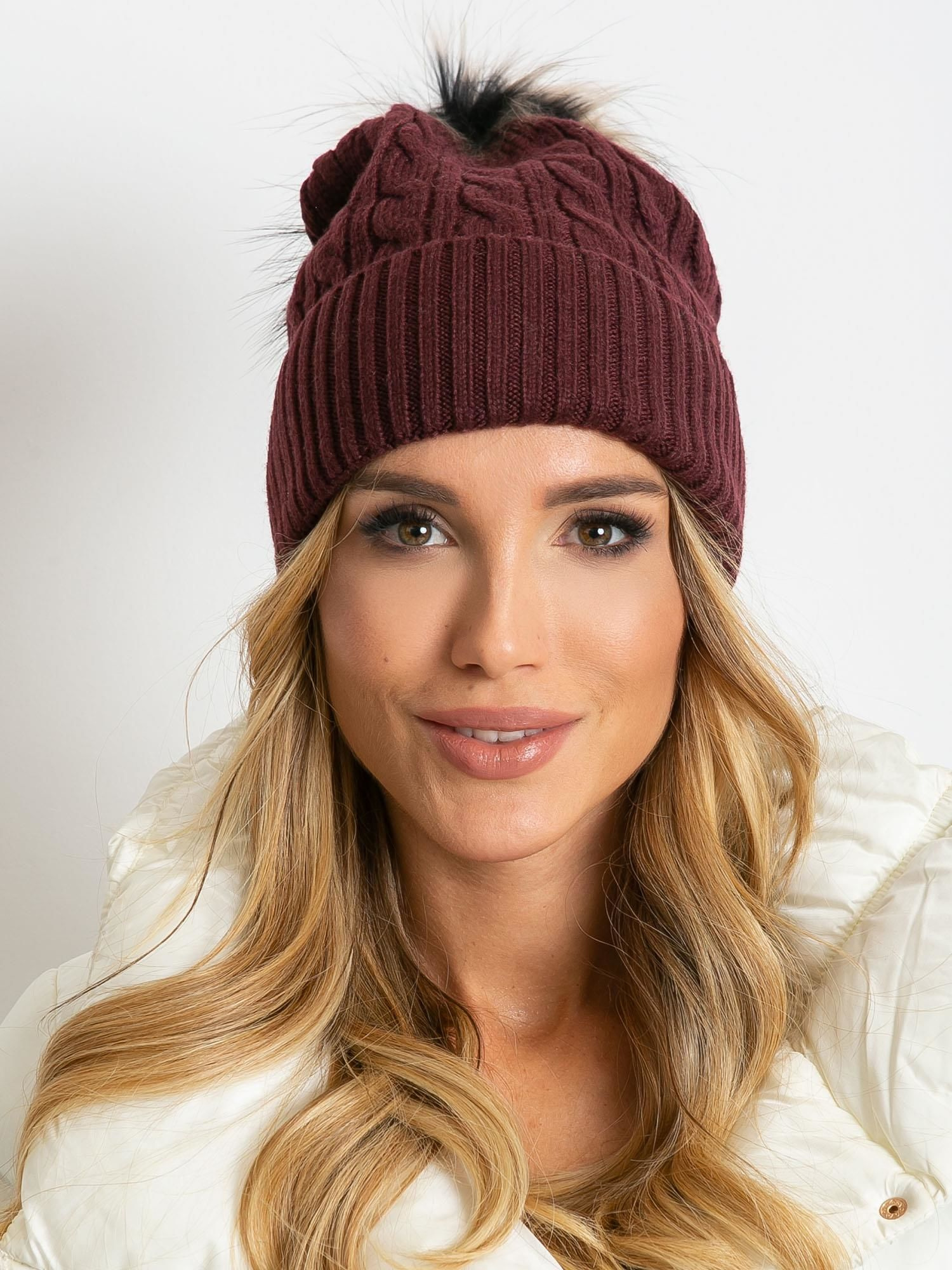 Tmavo červená dámska čiapka so strapcom AT-SK-173501.44-burgundy Veľkosť: ONE SIZE