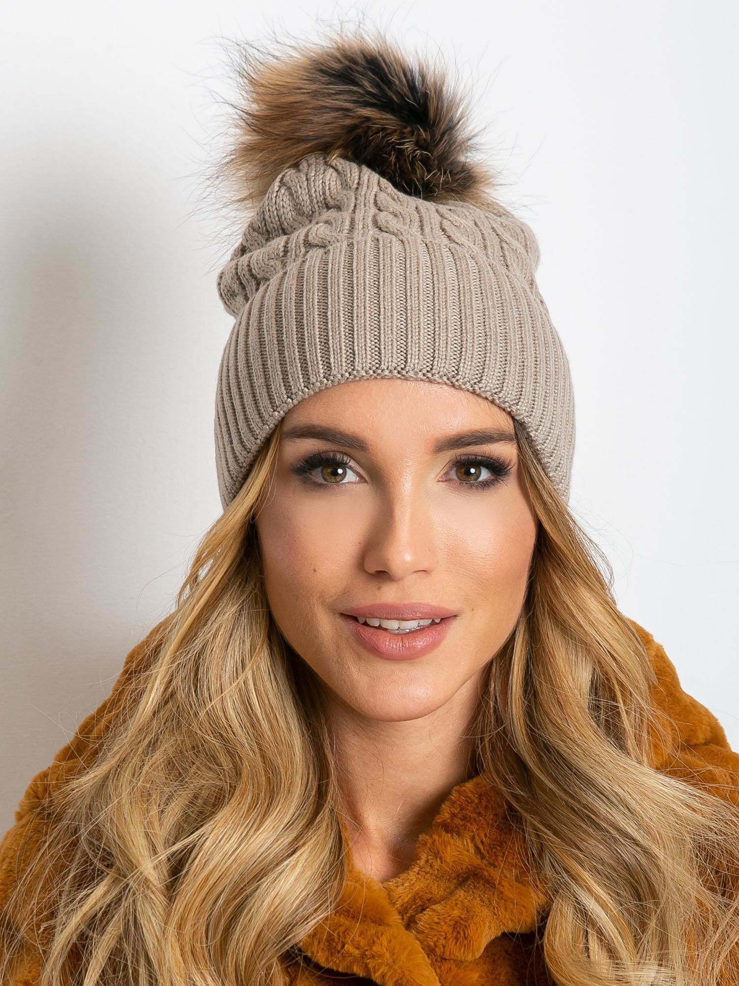 Béžová dámska čiapka so strapcom AT-SK-173501.44-beige Veľkosť: ONE SIZE