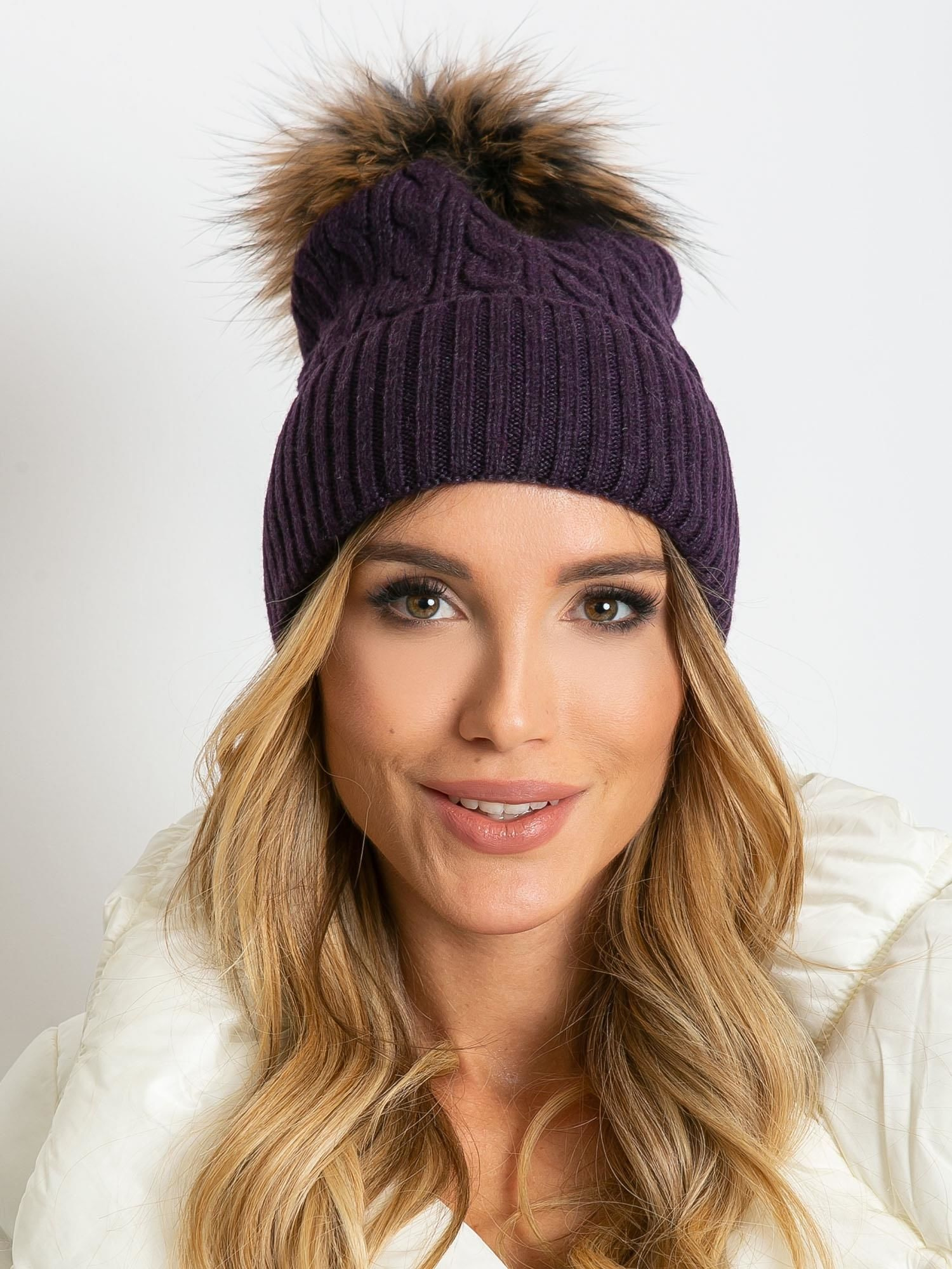 Tmavo fialová dámska čiapka so strapcom AT-CZ-173501.44-purple Veľkosť: ONE SIZE