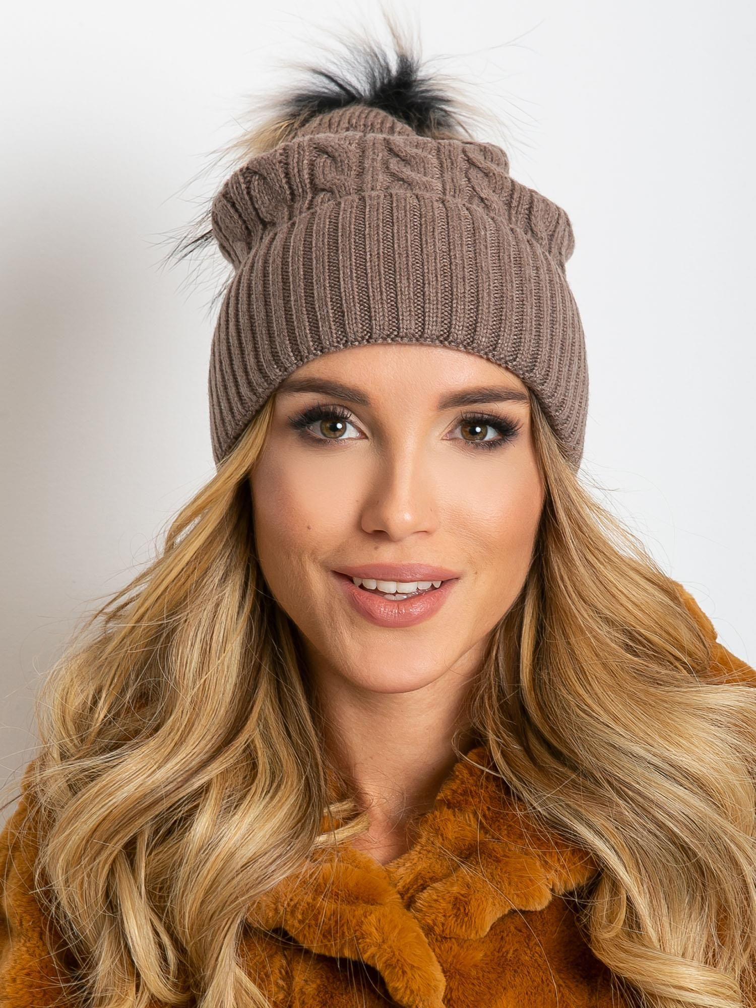Taupe dámska čiapka so strapcom AT-CZ-173501.44-taupe Veľkosť: ONE SIZE