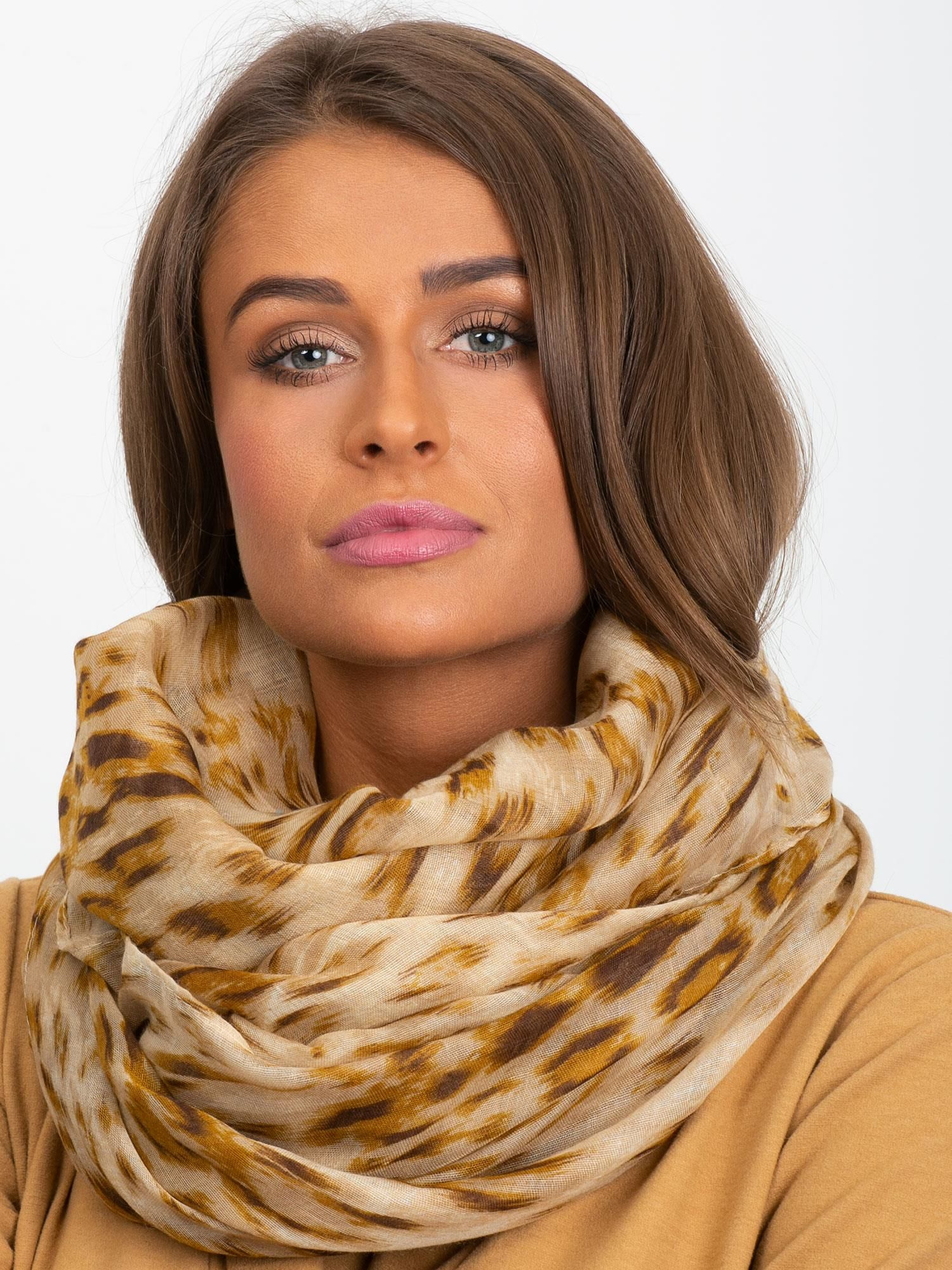 Béžová dámska šatka so zvieracím vzorom AT-CH-F14069.35-light brown Veľkosť: ONE SIZE