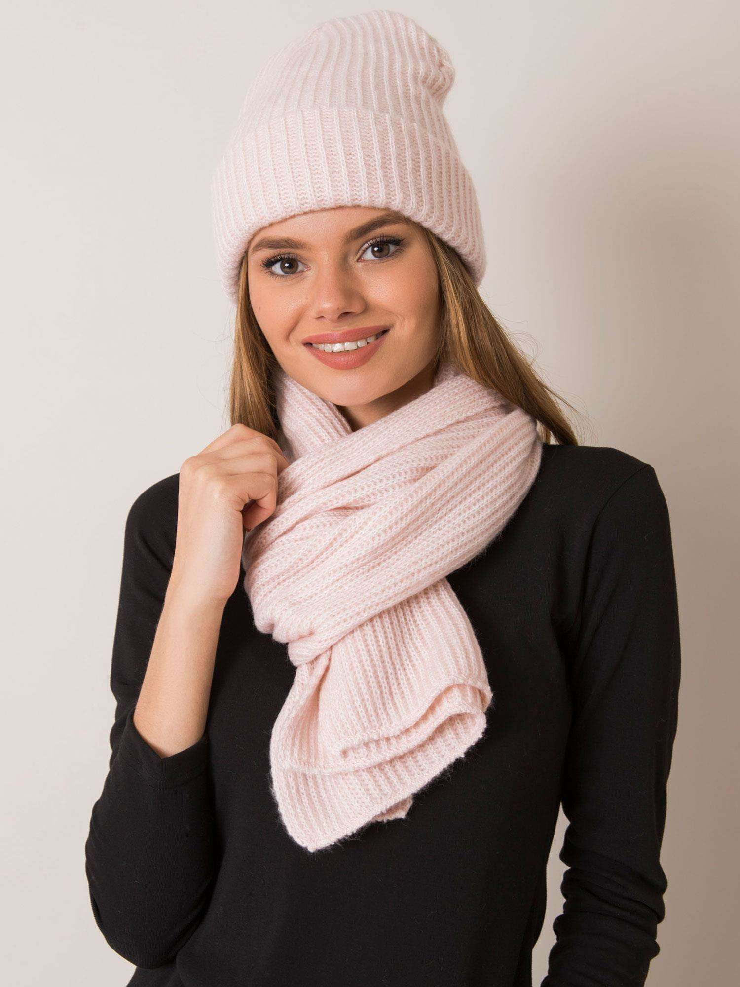 Dámsky svetlo ružový komplet šálu a čiapky JK-KMPL-20.13-light pink Veľkosť: ONE SIZE