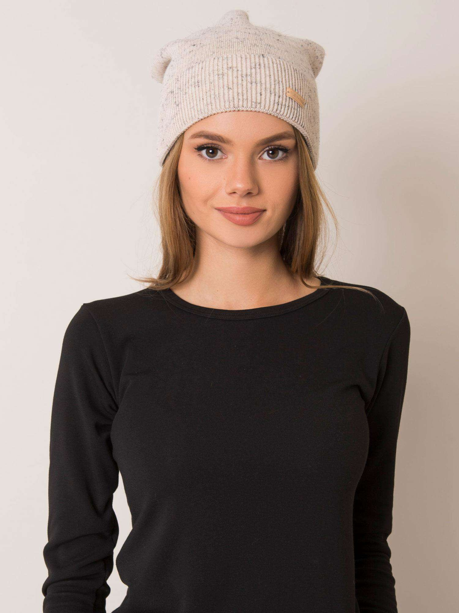 Béžová dámska čiapka s brmbolcom JK-CZ-12.68-beige Veľkosť: ONE SIZE