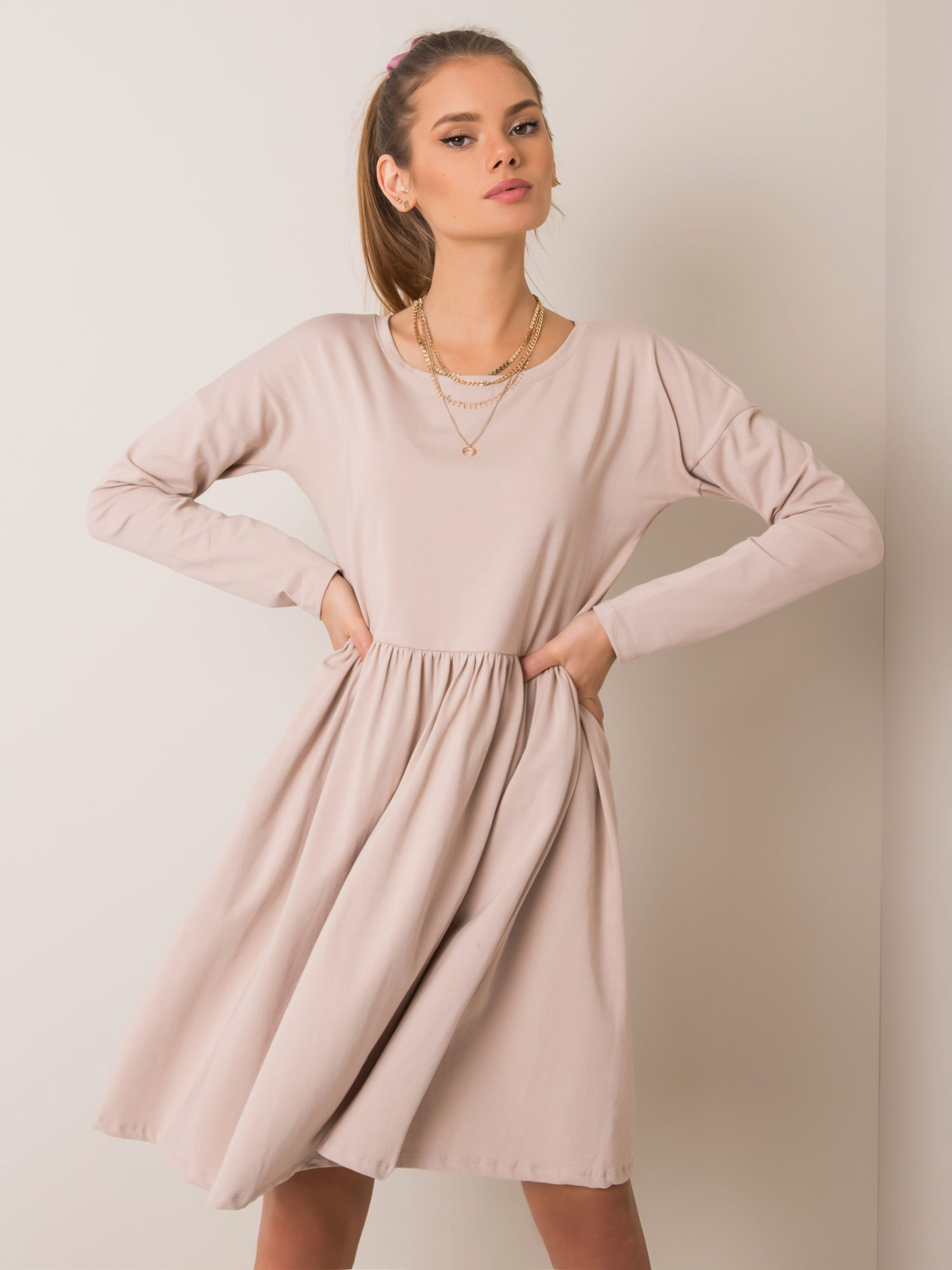 Béžové dámske šaty RV-SK-5889.41P-beige Veľkosť: M
