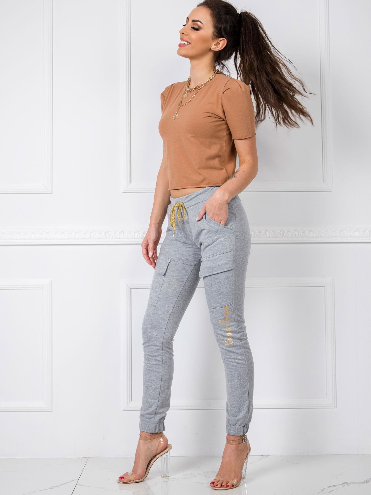 Dámske šedé tepláky s vreckami a nápisom -RV-DR-5423.60-gray Veľkosť: XL
