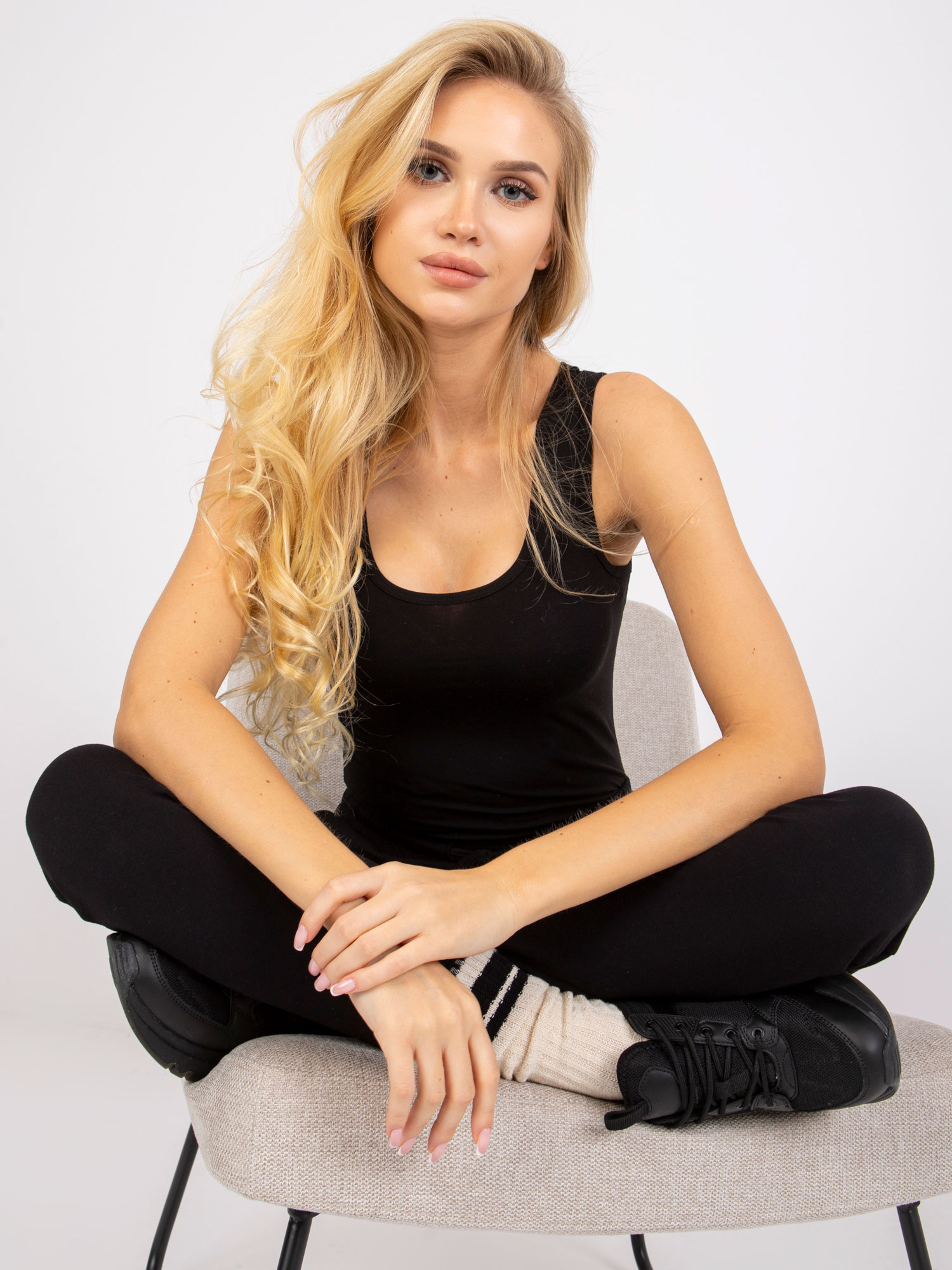 Dámske čierne voľné tepláky -RV-DR-5040.06X-black Veľkosť: S