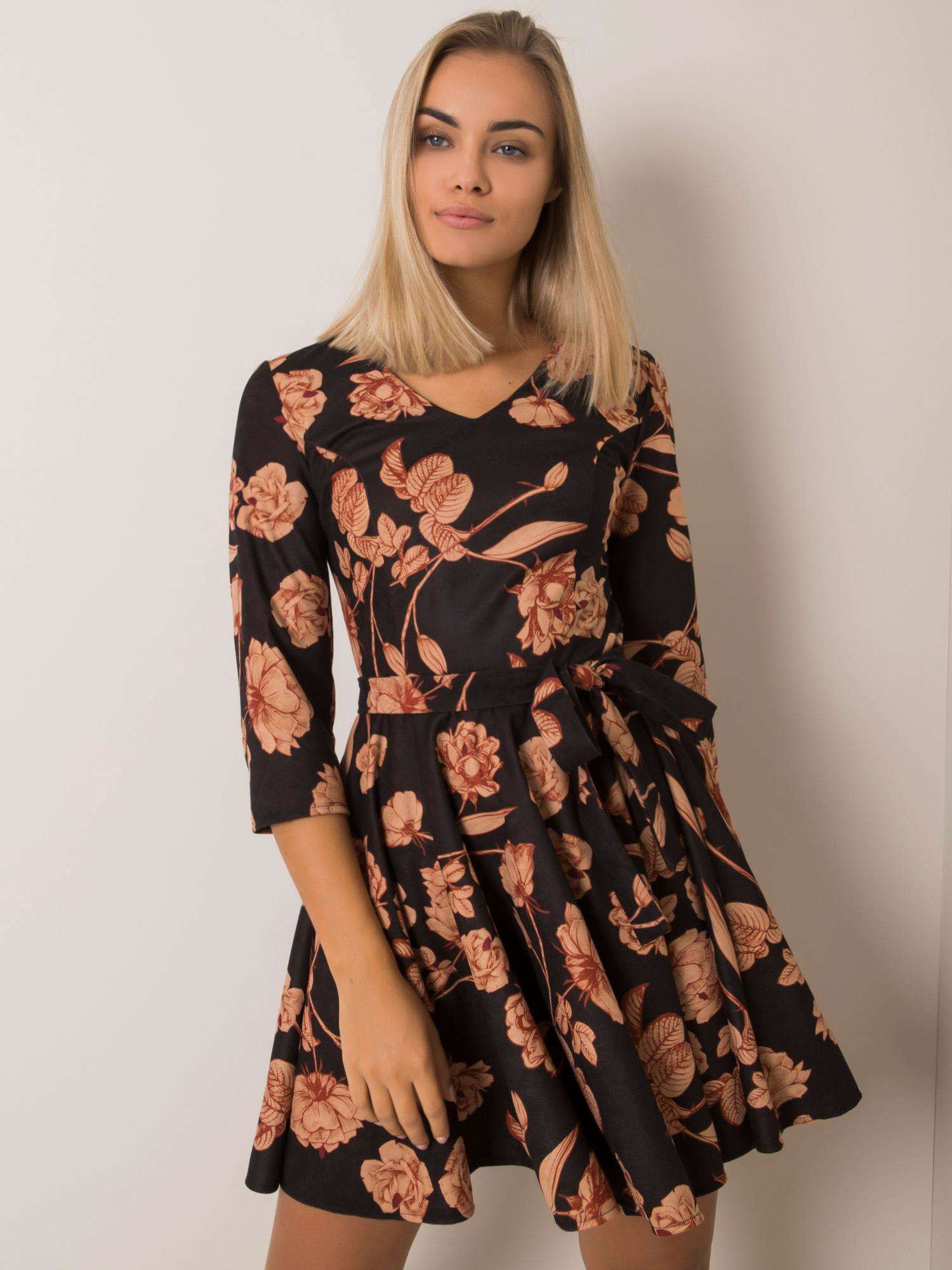 Čierne dámske šaty so vzorom ruží LK-SK-508307-3.75P-black Veľkosť: 42