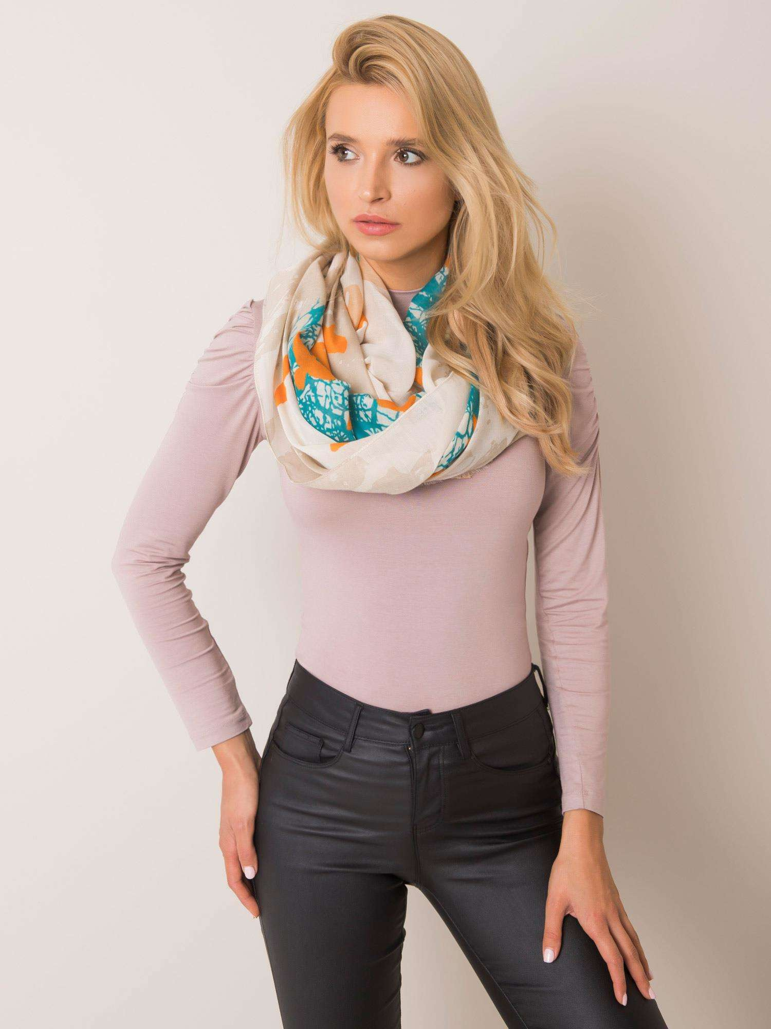 Farebná dámska šatka so vzorom AT-CH-K-241444-multicolour Veľkosť: ONE SIZE