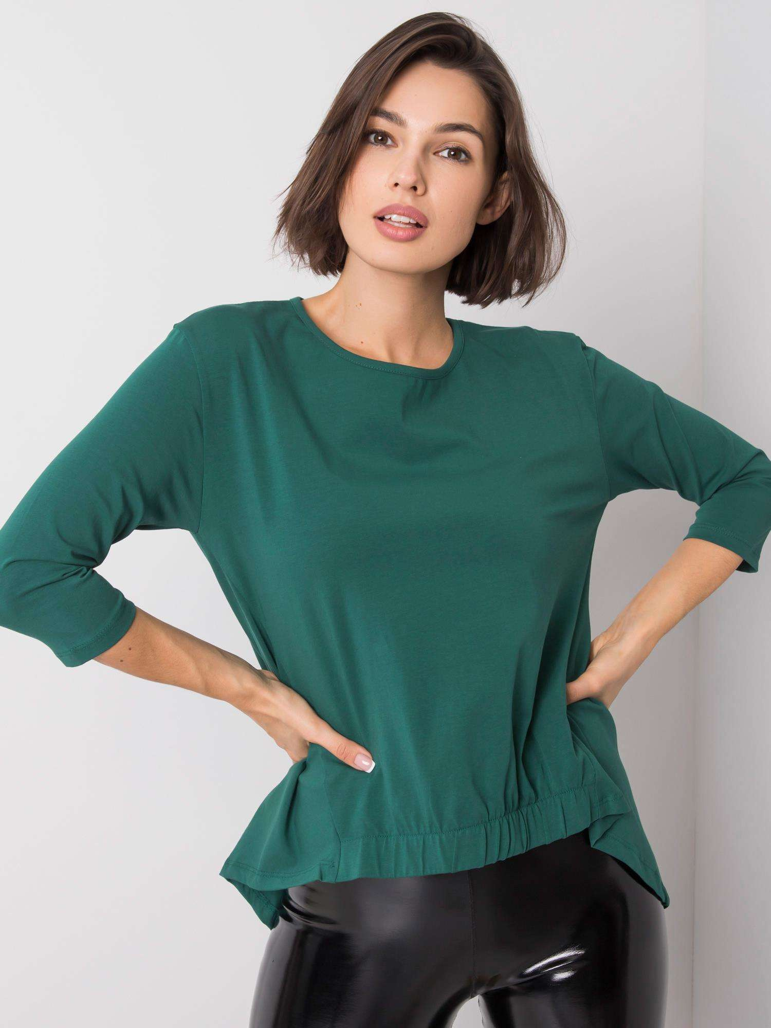 Dámske tmavo zelené tričko s predĺženým chrbtom RV-BZ-5956.04-dark green Veľkosť: S
