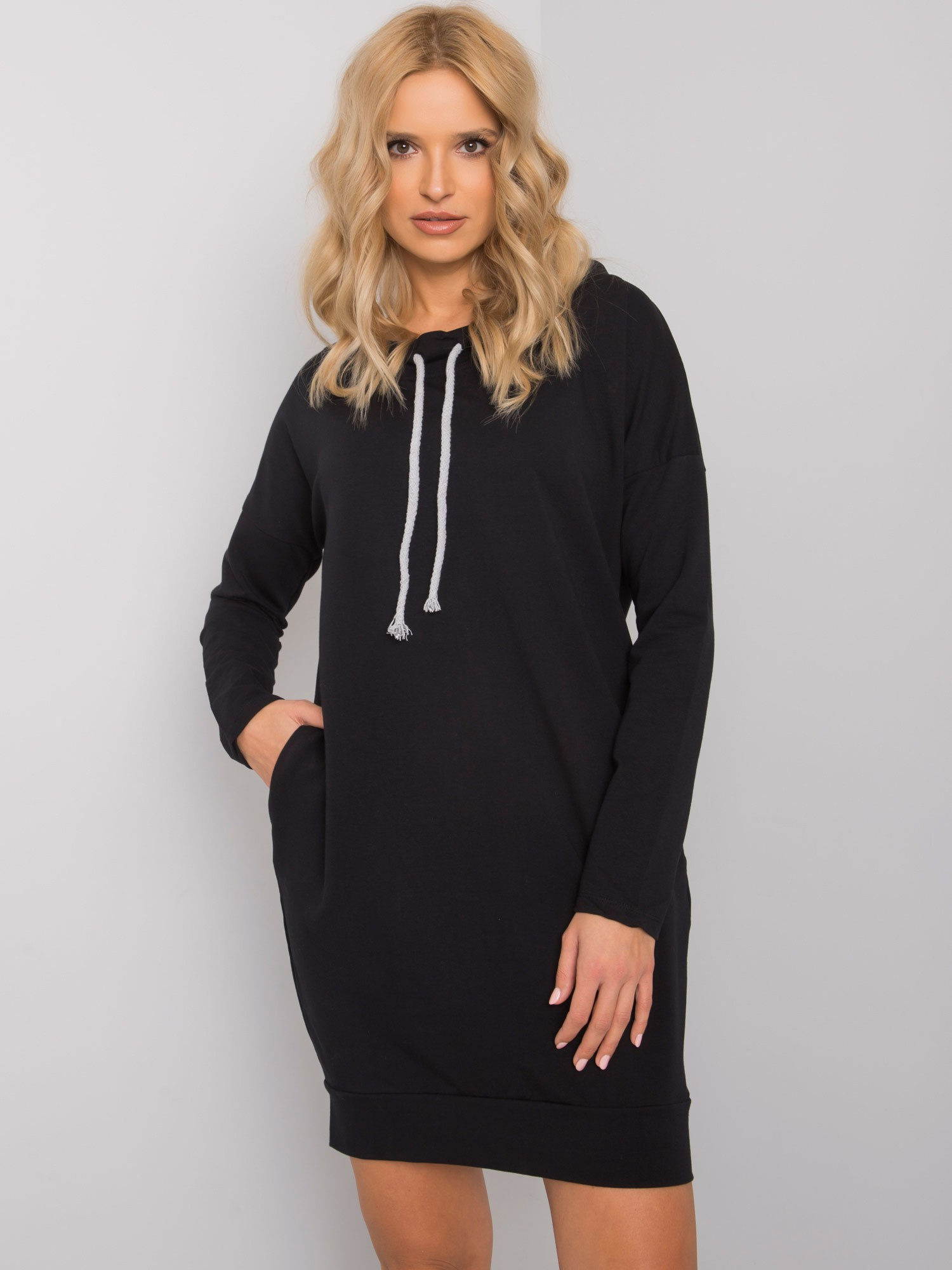 Čierne mikinové šaty RV-TU-4444.30P-black Veľkosť: S/M