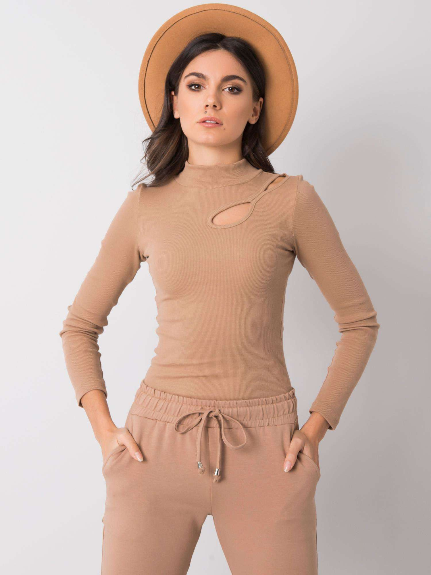 Béžový rolák s prestrihmi na hrudi RV-BZ-6097.64-beige Veľkosť: S