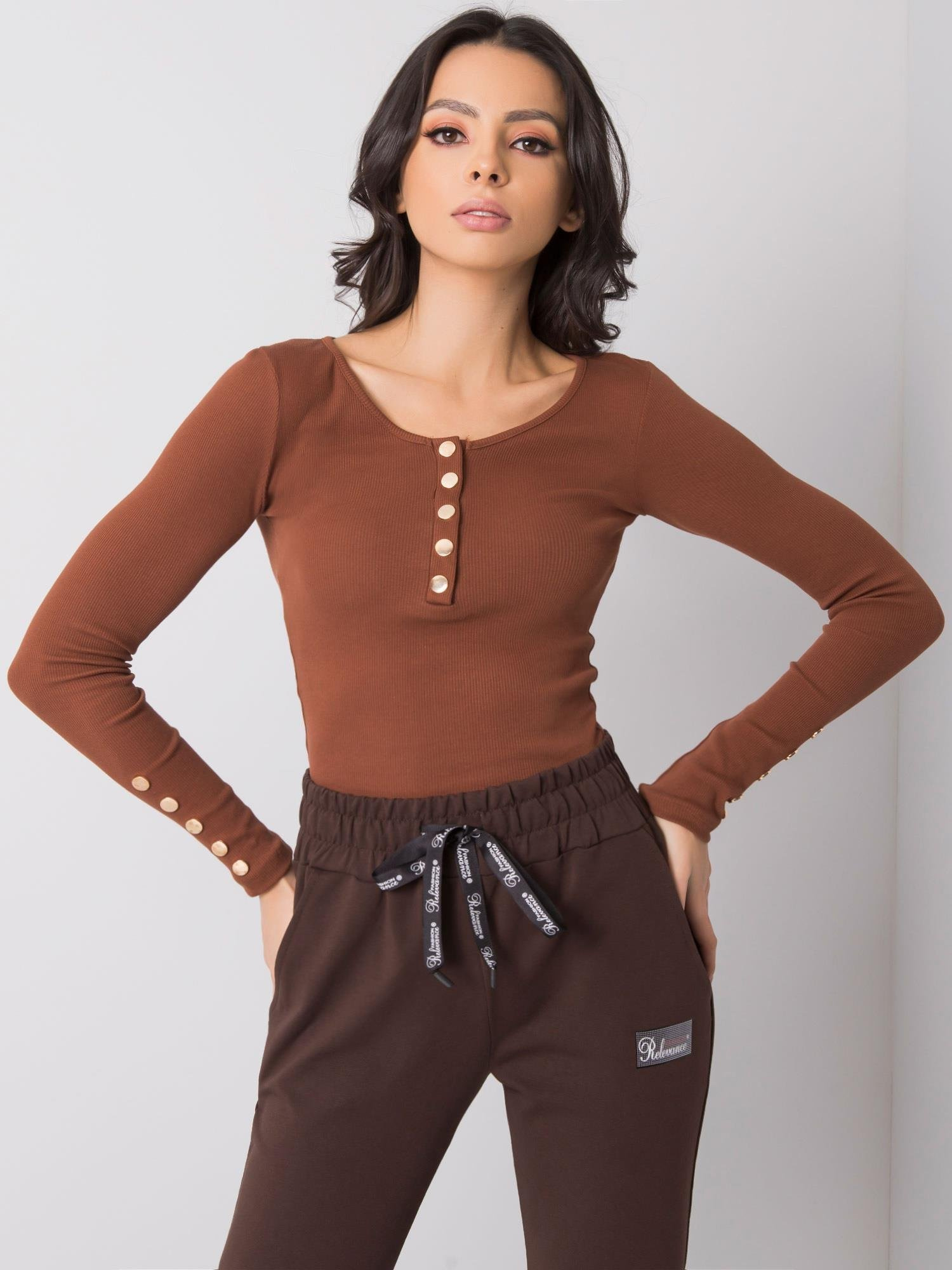 Hnedé dámske tričko s cvočkami RV-BZ-6065.80P-brown Veľkosť: S