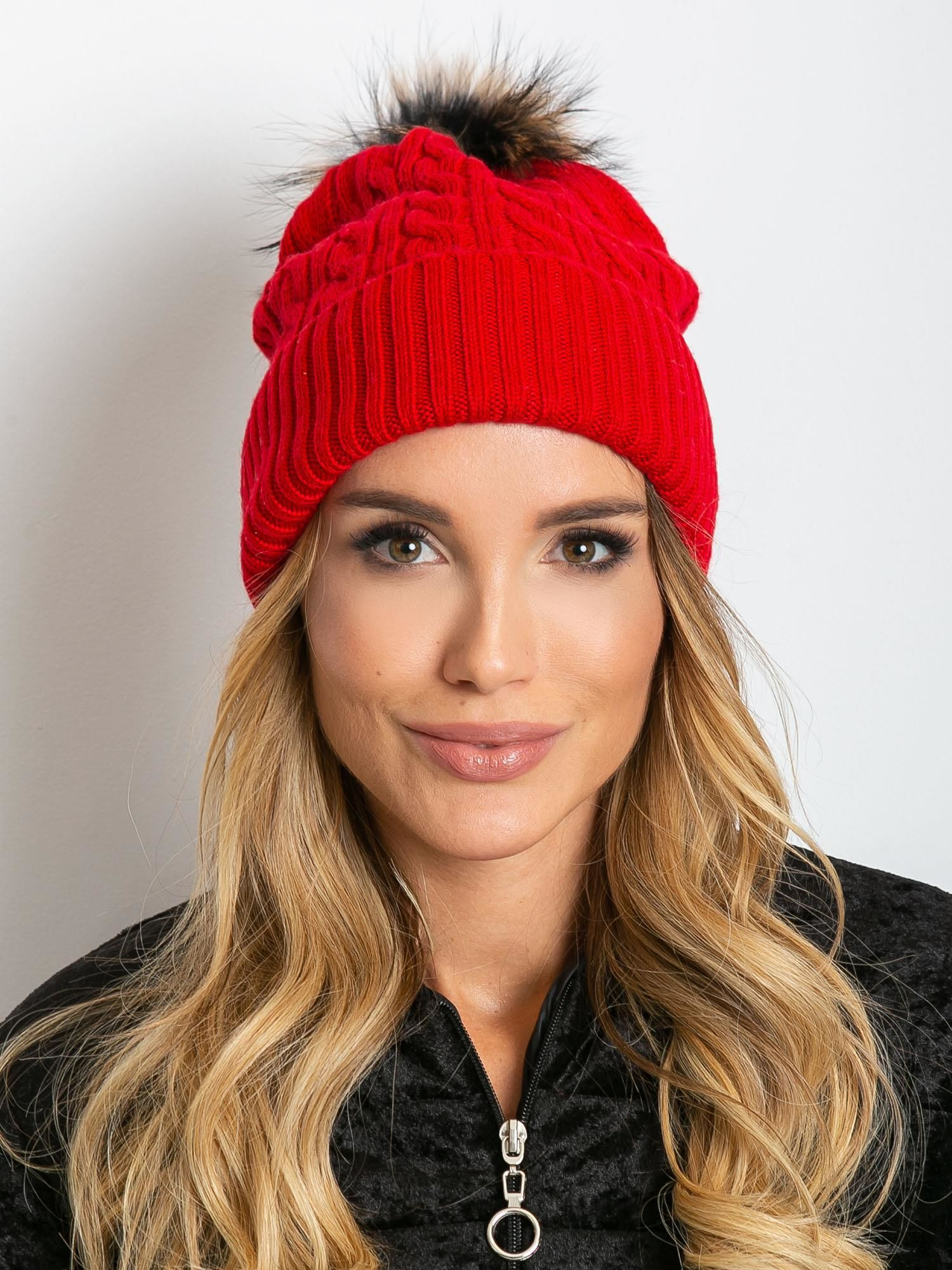 Červená dámska čiapka so strapcom AT-CZ-173501.44-red Veľkosť: ONE SIZE