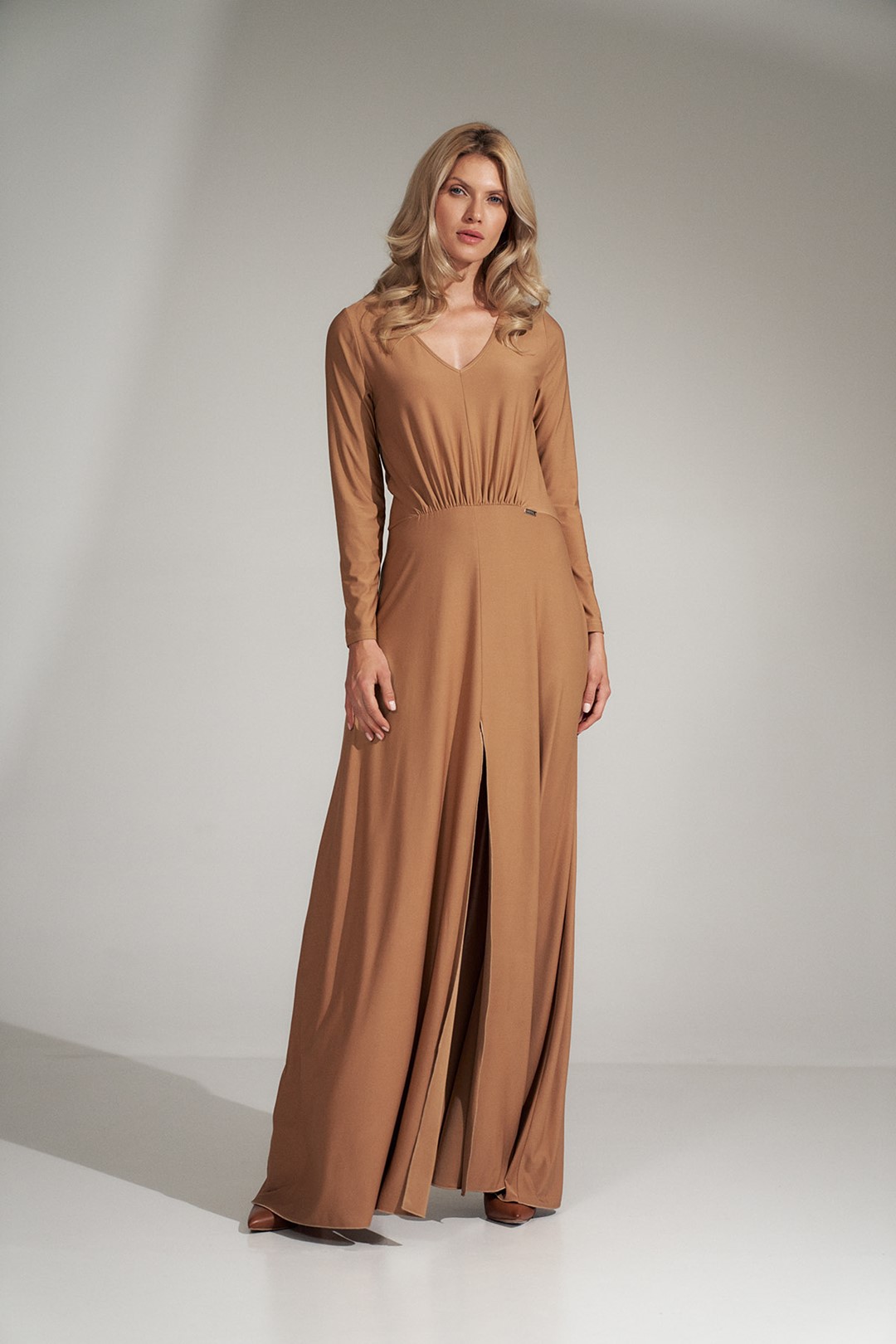 Tmavo béžové dlhé šaty M727 Beige Veľkosť: S