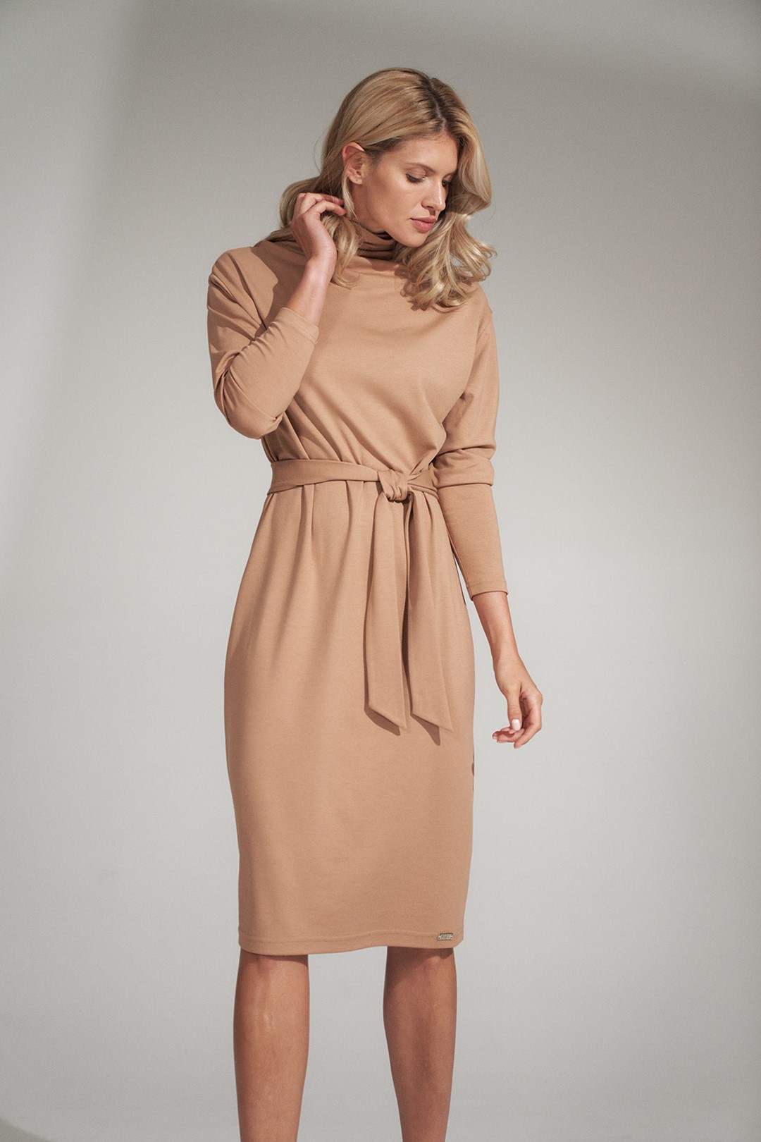 Béžové rolákové šaty s opaskom M726 Beige Veľkosť: S/M