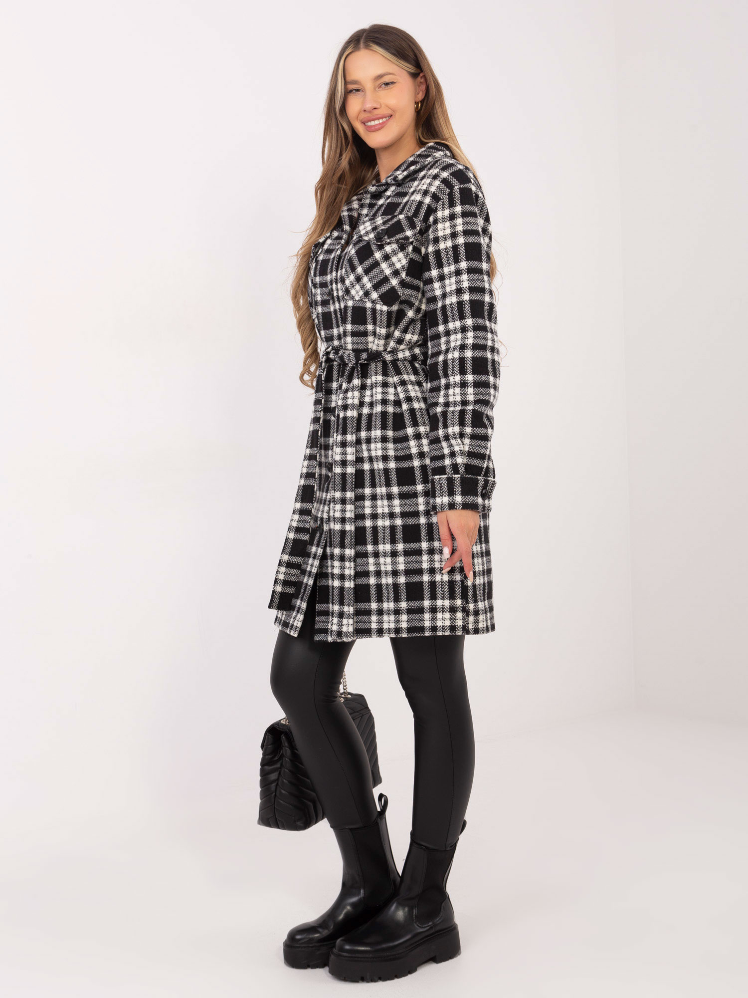 Čierno-biely dámsky károvaný kabát -LK-PL-508342-1.67-black-white Veľkosť: 42