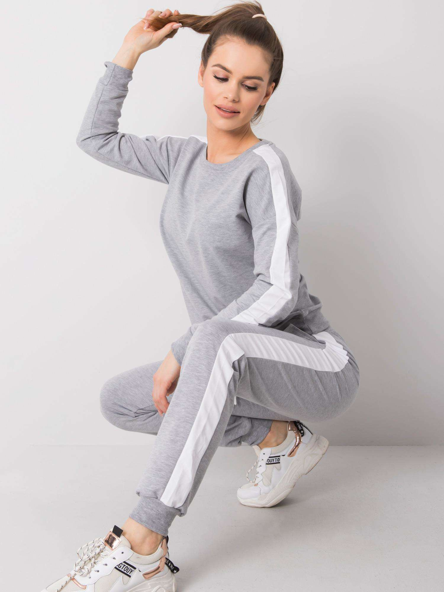 Šedá dámska tepláková súprava s pruhom -RV-KMPL-6180.04X-grey Veľkosť: XL