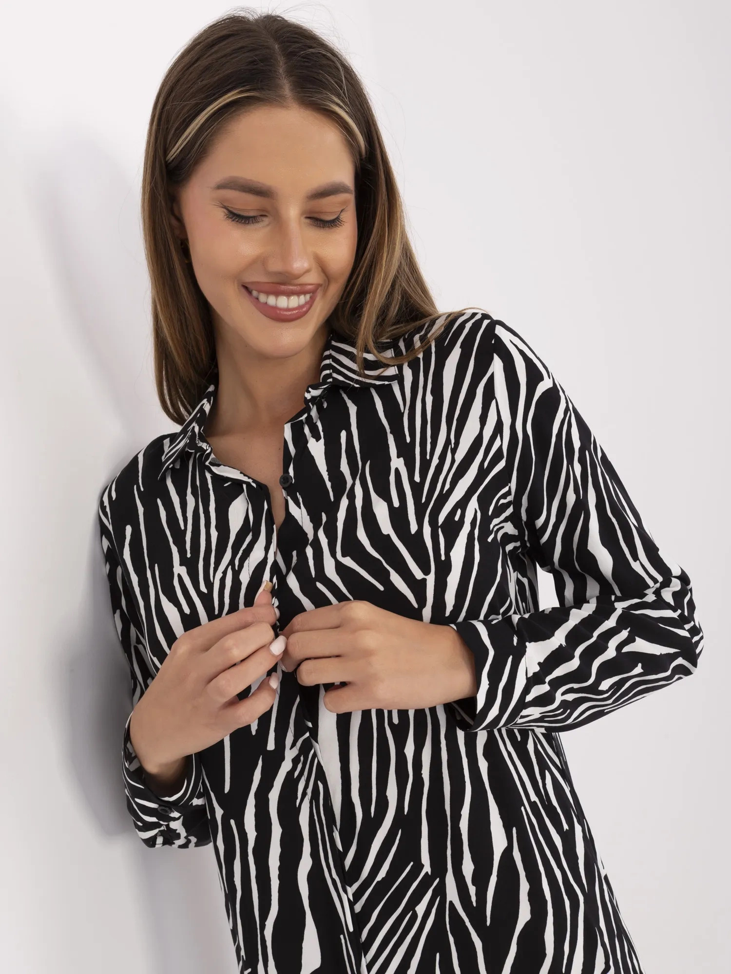 Čierne dámske vzorované šaty TO-SK-1103-7.16P-black Veľkosť: M