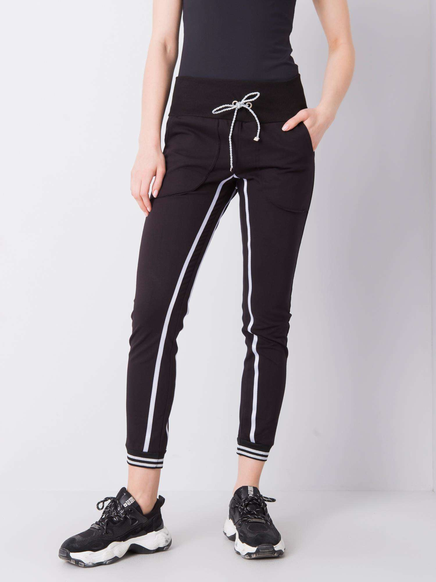 Čierne dámske tepláky s bielymi pruhmi CHA-DR-0418.11-black Veľkosť: S