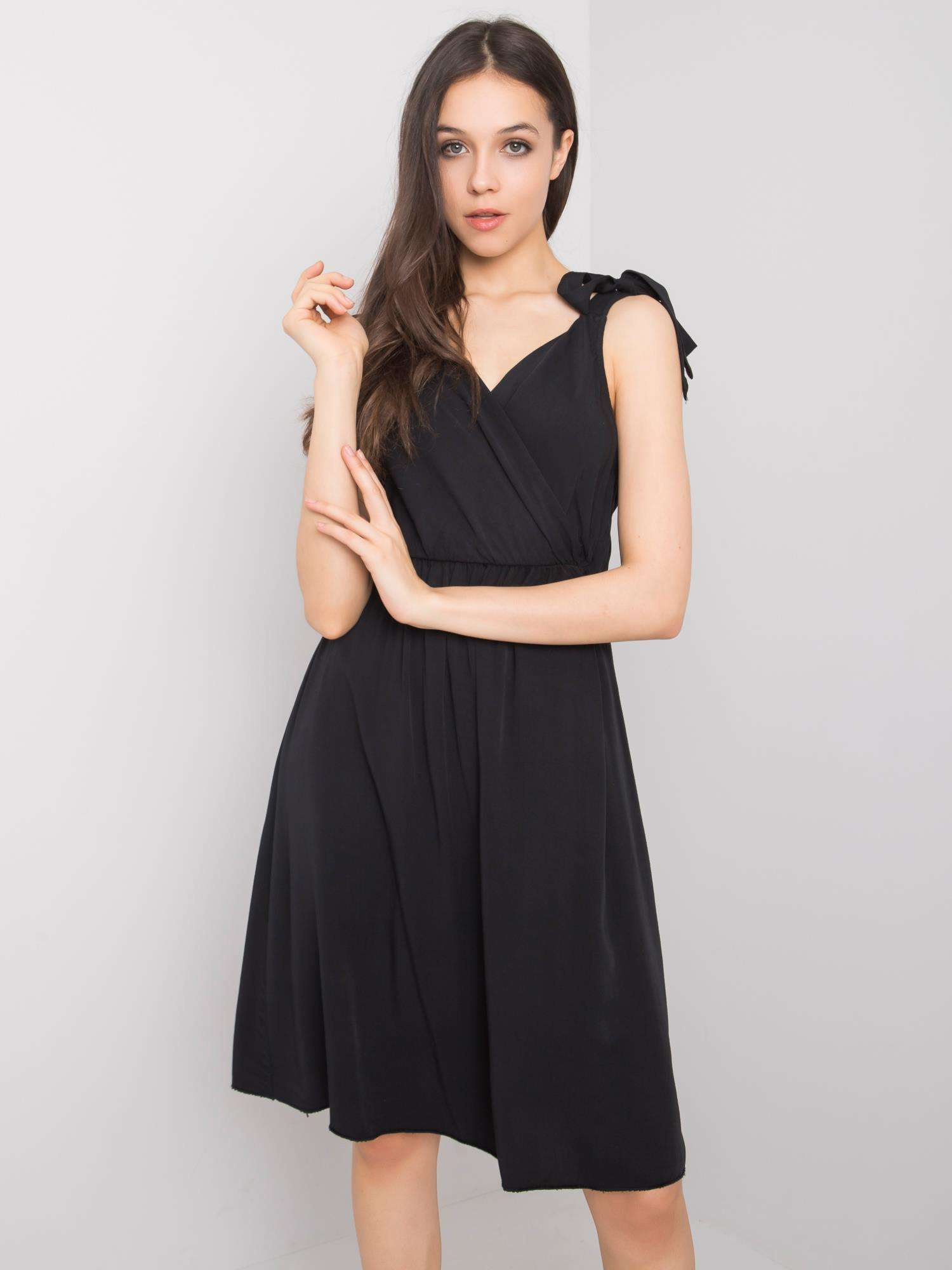 Čierne dámske šaty s viazaním TW-SK-BI-81843.99-red Veľkosť: S