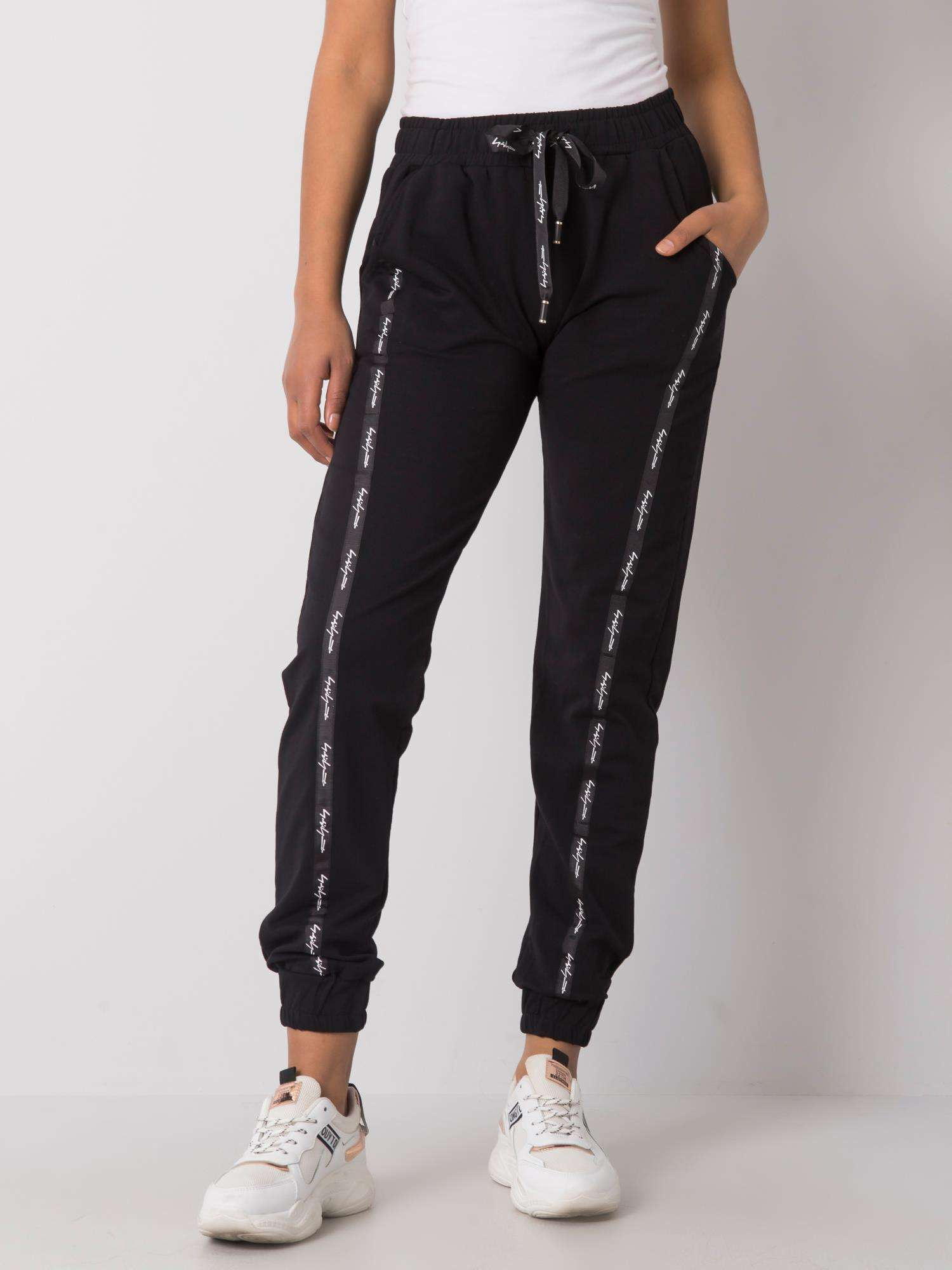 Čierne dámske tepláky s pruhom RV-DR-6468.19P-black Veľkosť: S