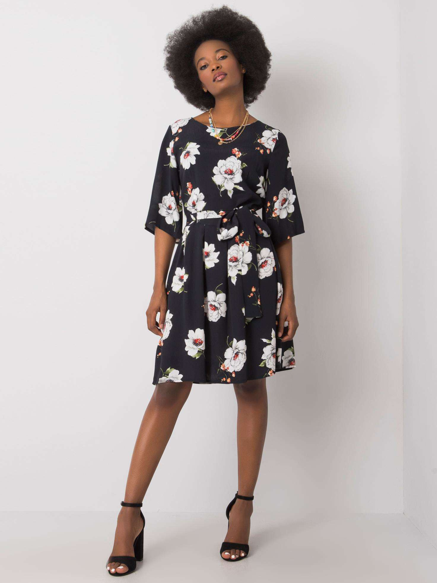 Čierne dámske šaty s bielymi kvetmi LK-SK-507547.16P-black Veľkosť: 38