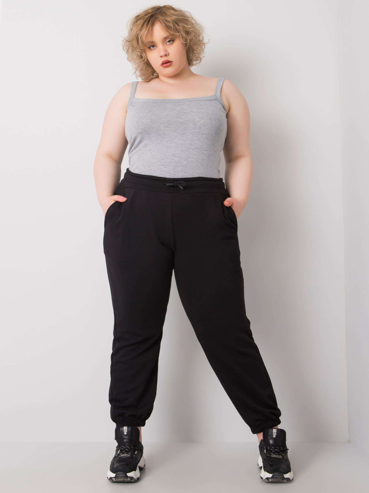 Čierne dámske tepláky -RV-DR-6331.86-black Veľkosť: 3XL