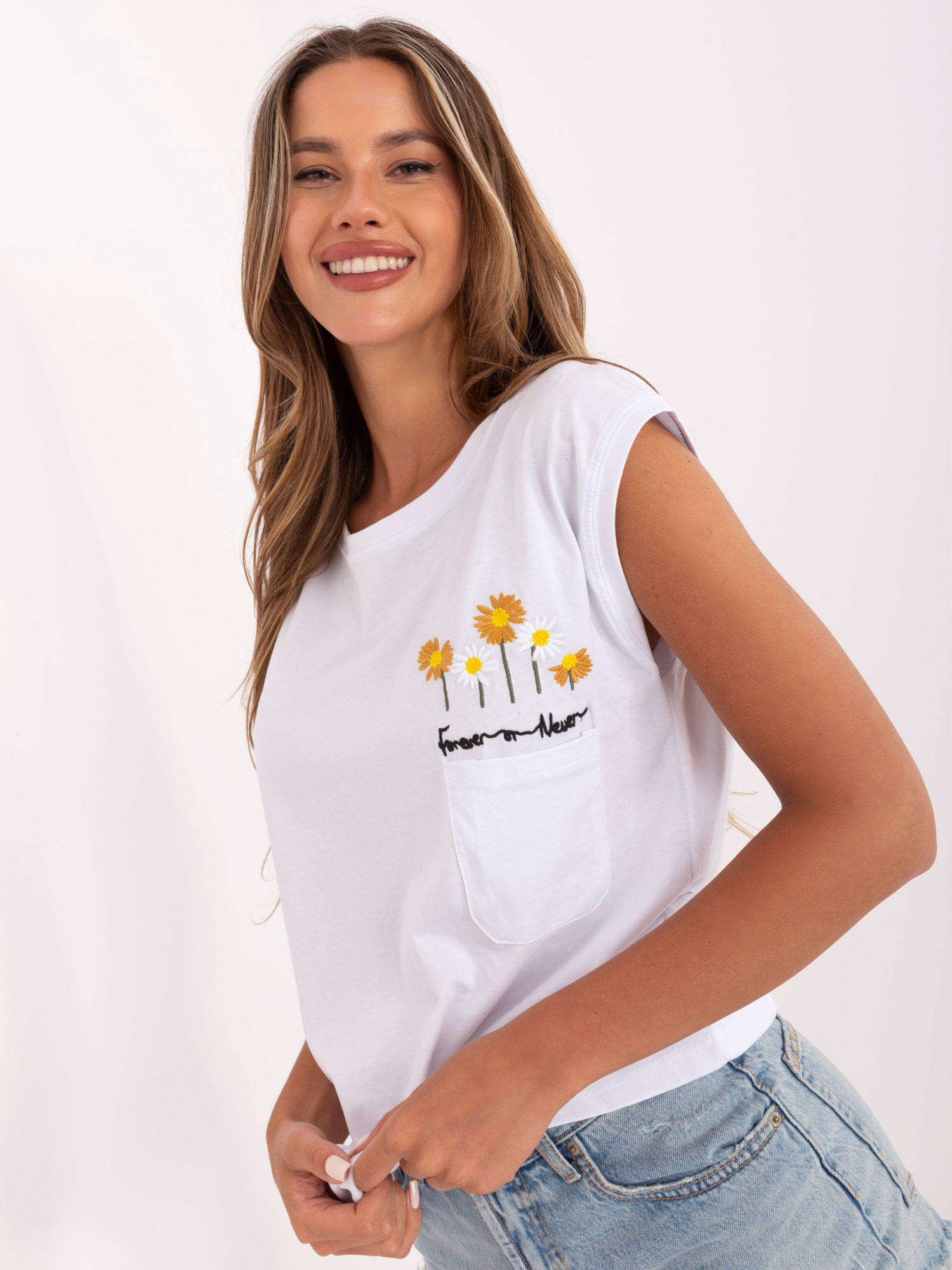 Biele tričko s výšivkou kvetín a vreckom FA-BZ-7157.19-white Veľkosť: ONE SIZE