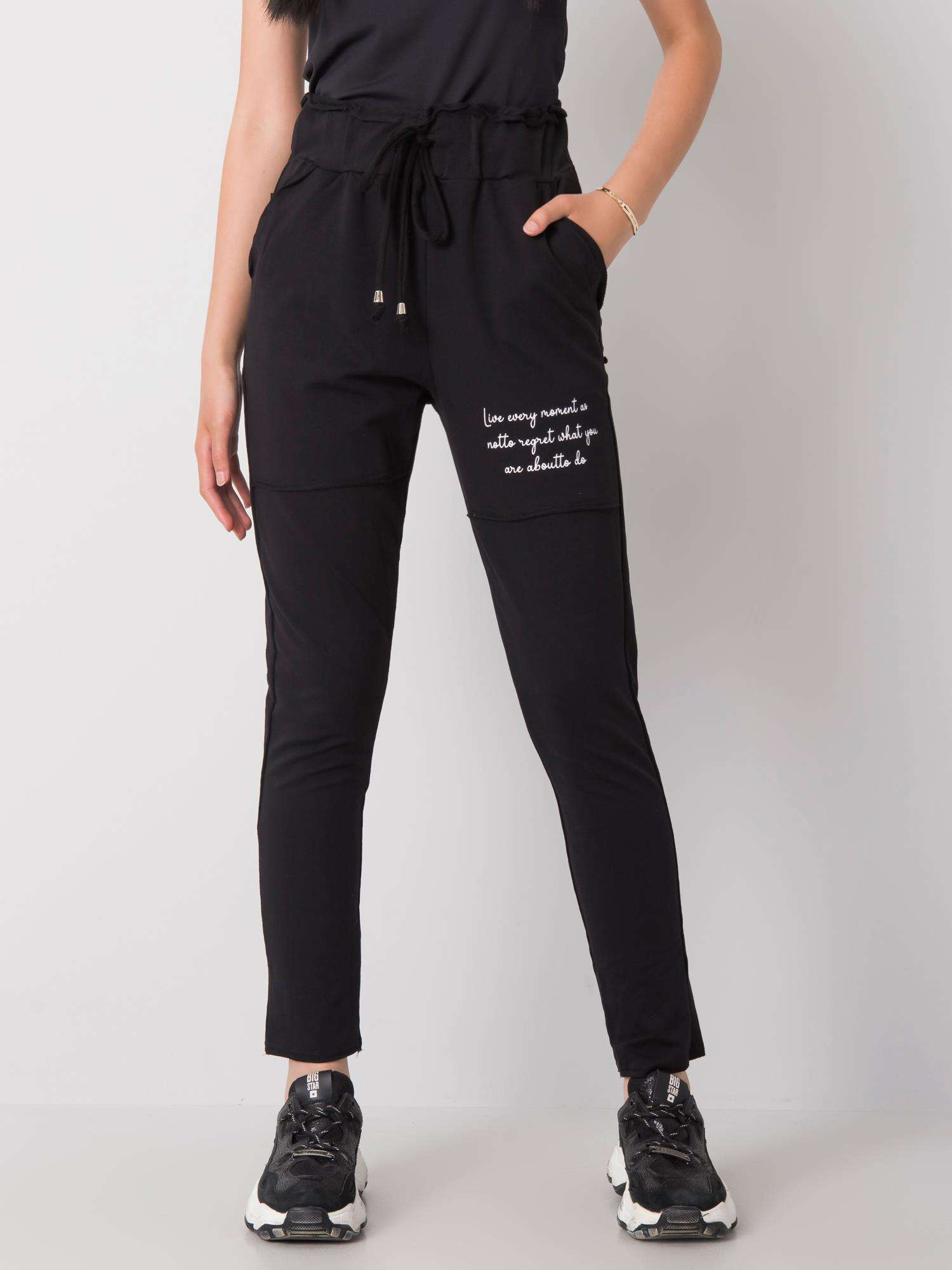 Čierne dámske tepláky s nápisom RV-DR-6712.28P-black Veľkosť: S