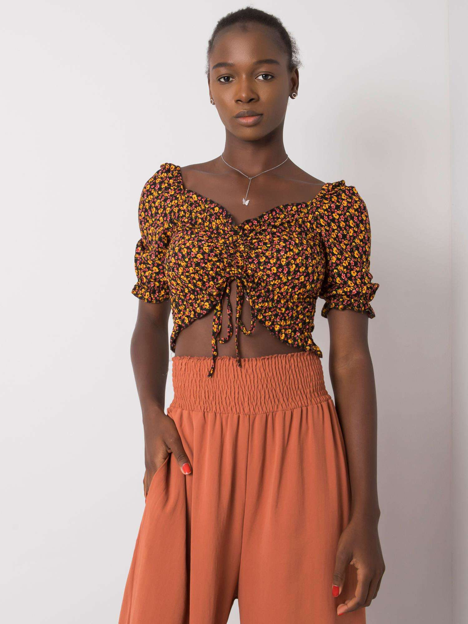 Čierne kvetinové tričko s riasením RO-BZ-2516-8.28-black Veľkosť: S