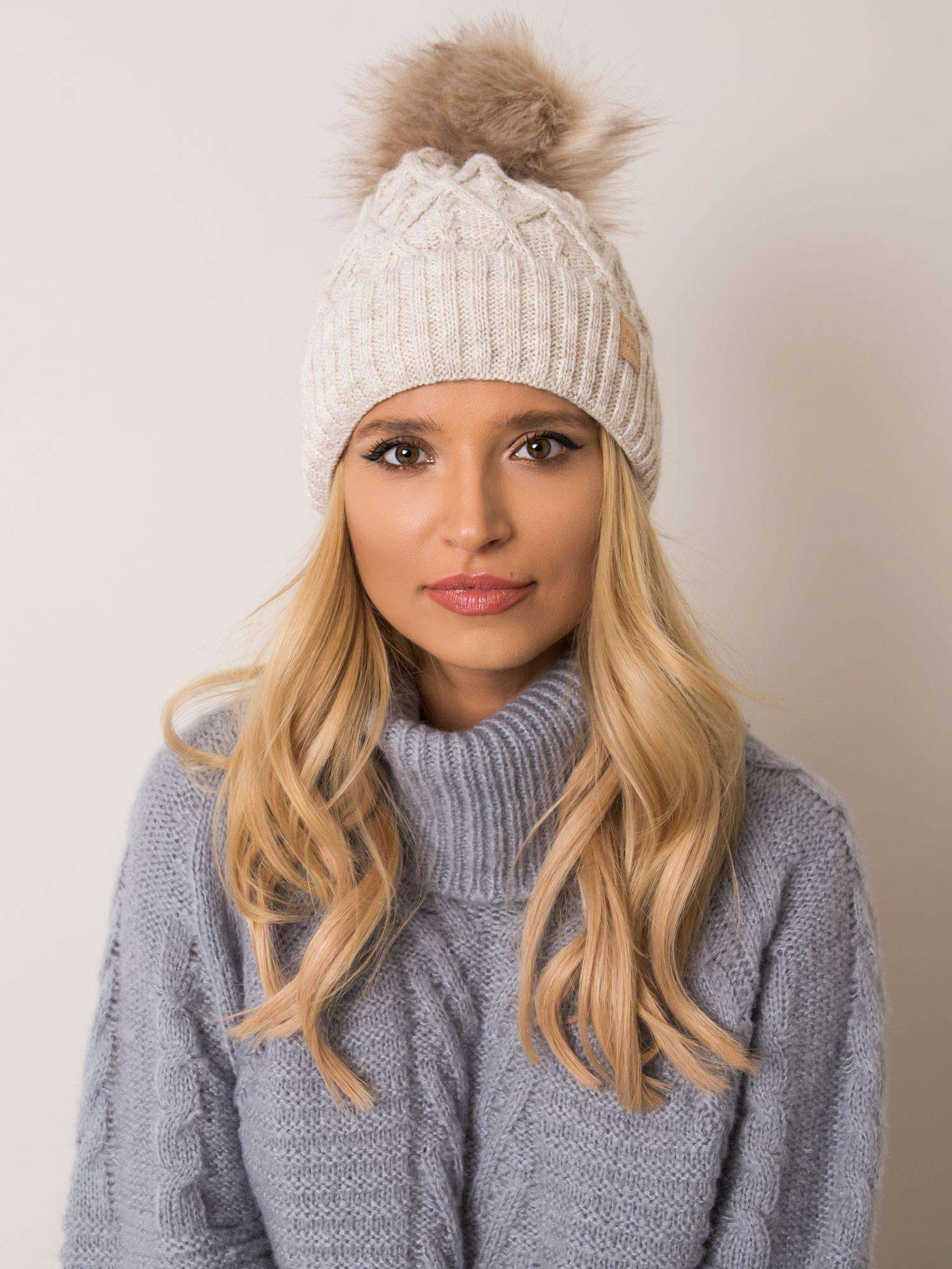 Dámska béžová čiapka s brmbolcom JK-CZ-9.74-beige Veľkosť: ONE SIZE