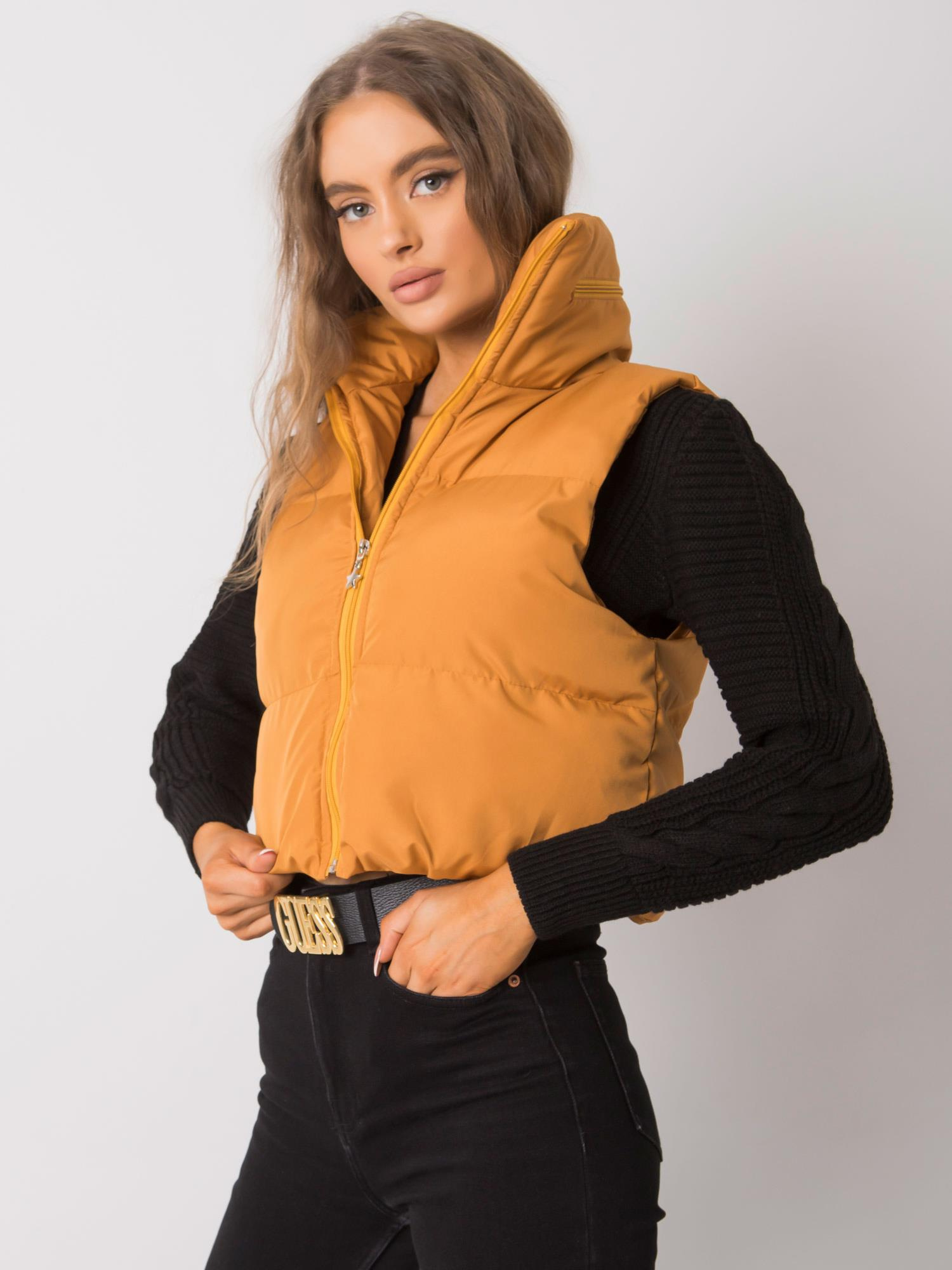Horčicová krátka prešívaná vesta Gizelle EM-KZ-898.30-mustard Veľkosť: S/M