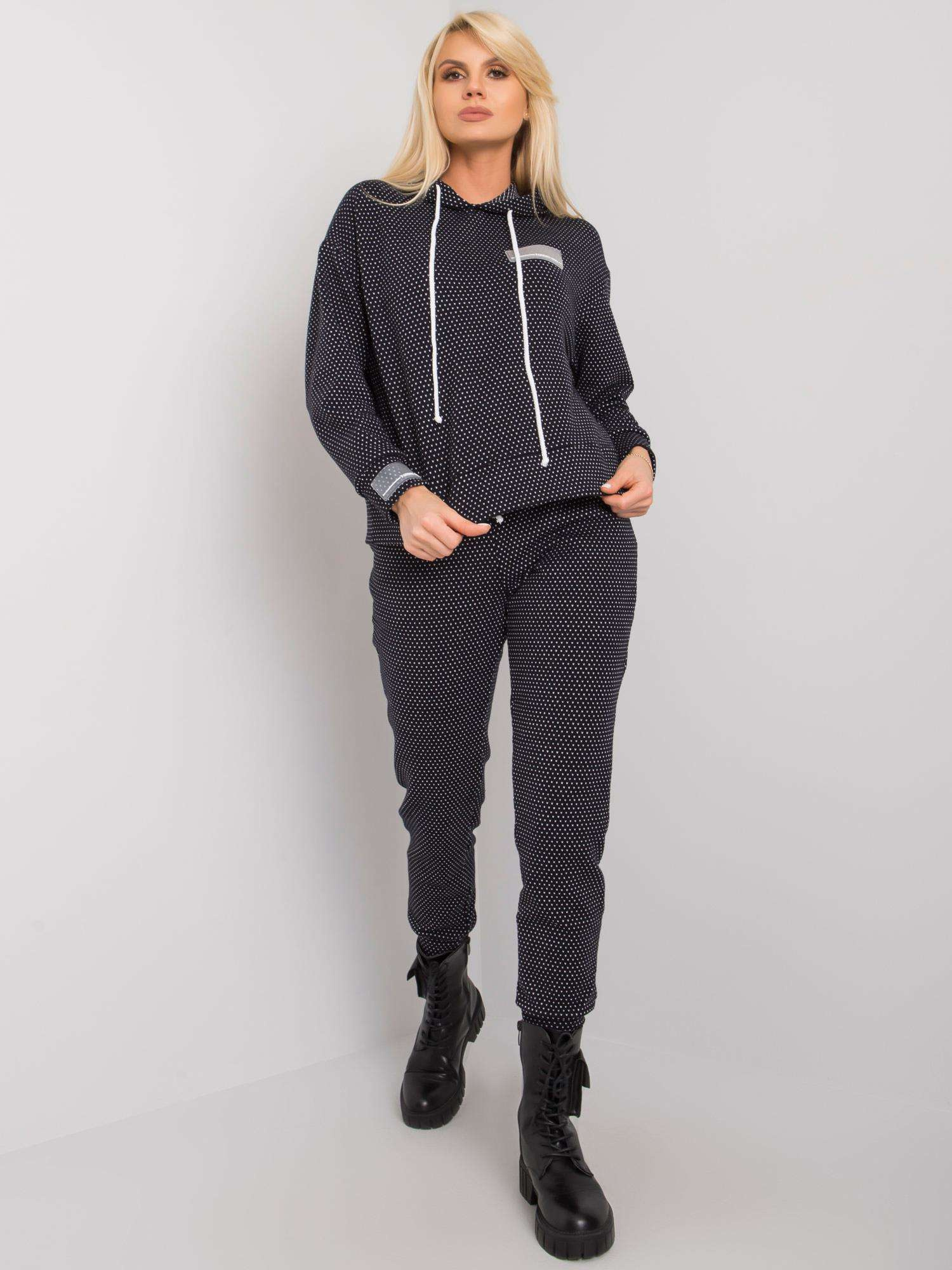 Čierna vzorovaná tepláková súprava -LK-KMPL-508677.24X-black Veľkosť: 36