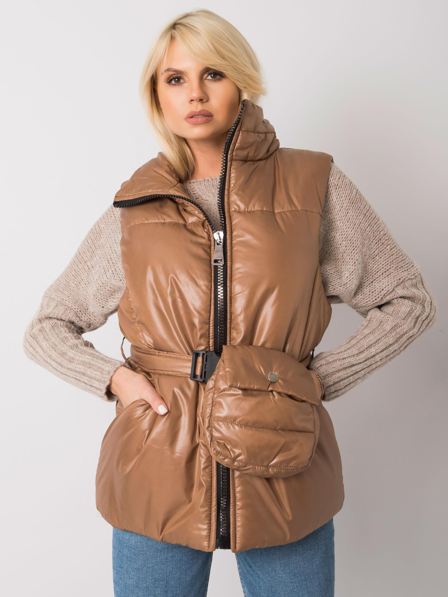 Hnedá dámska vesta s pásikom EM-KZ-611.40X-brown Veľkosť: S/M