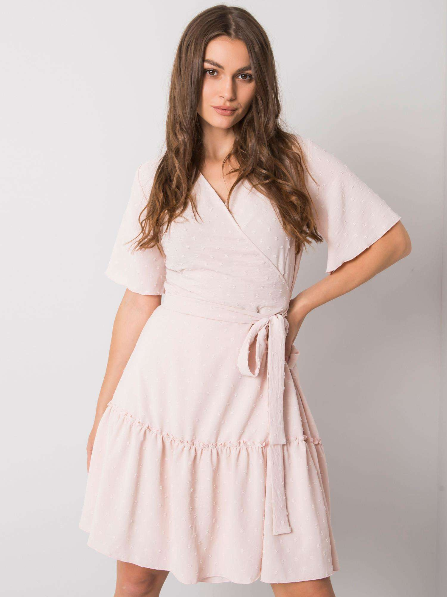 Púdrové dámske šaty s viazaním LK-SK-508623.24X-pink Veľkosť: 42