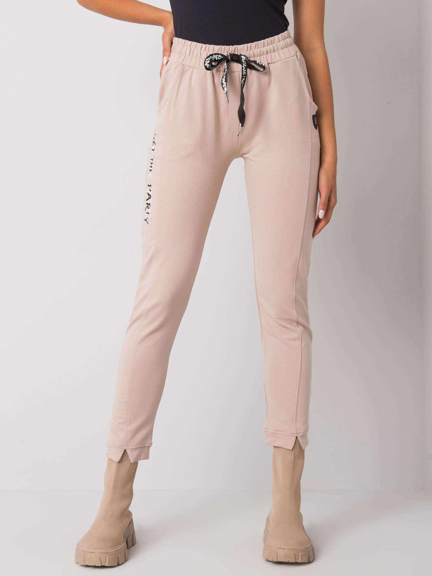 Béžové tepláky s nápisom na boku RV-DR-7071.20-beige Veľkosť: M