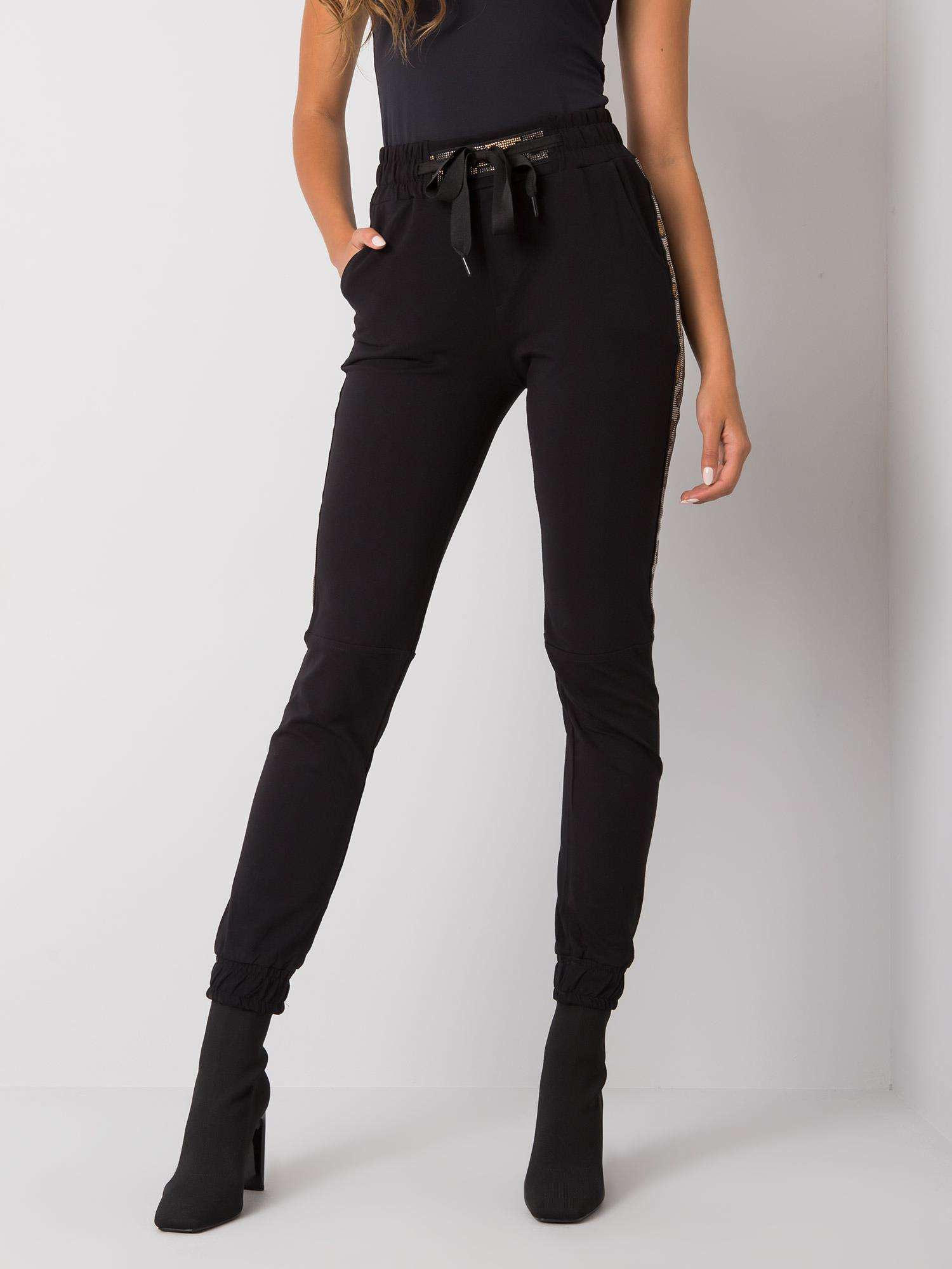 Čierne tepláky s kamienkovou aplikáciou Giulia RV-DR-6891.54-black Veľkosť: S