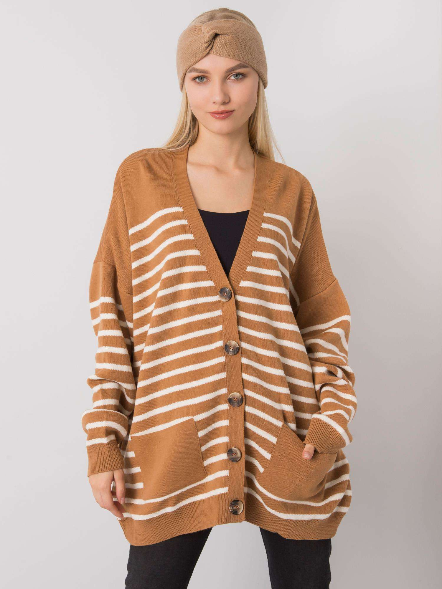 Hnedý dámsky pruhovaný sveter s gombíkmi FE-SW-3346.56P-camel Veľkosť: ONE SIZE