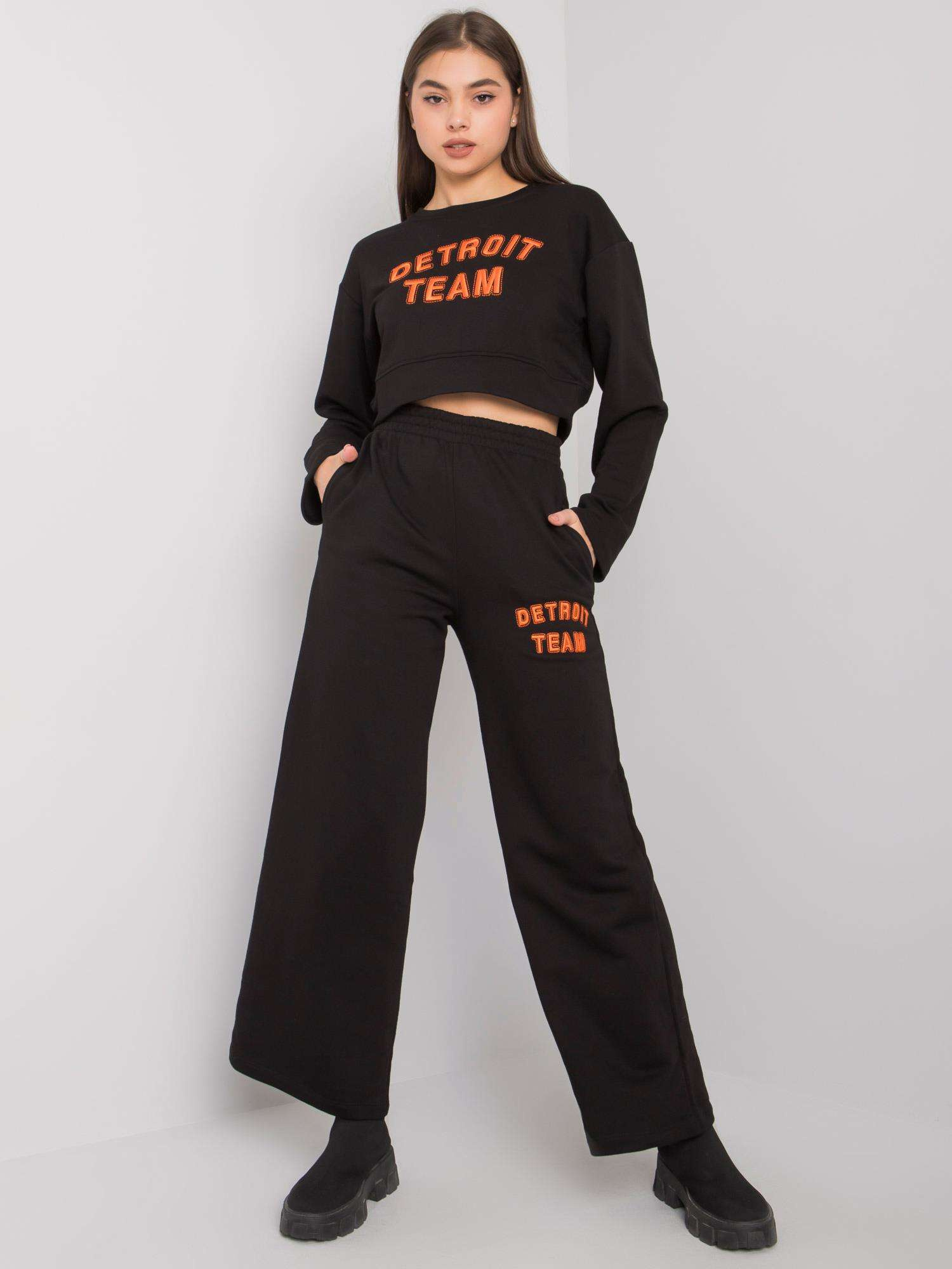 Čierna dámska tepláková súprava s nápisom FE-KMPL-5503.13P-black Veľkosť: L