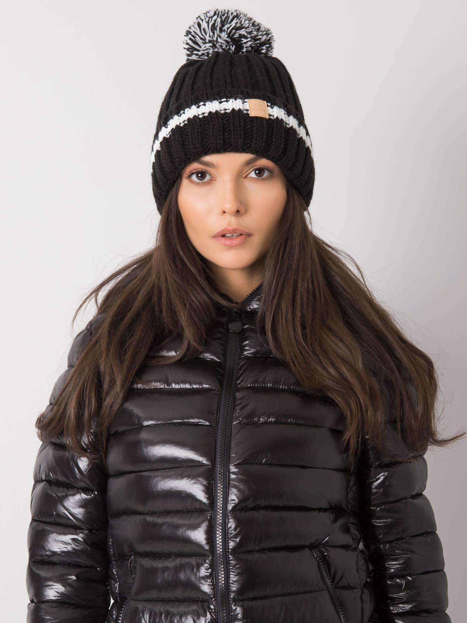 Čierna zimná čiapka s brmbolcom JK-SK-35.92-black Veľkosť: ONE SIZE