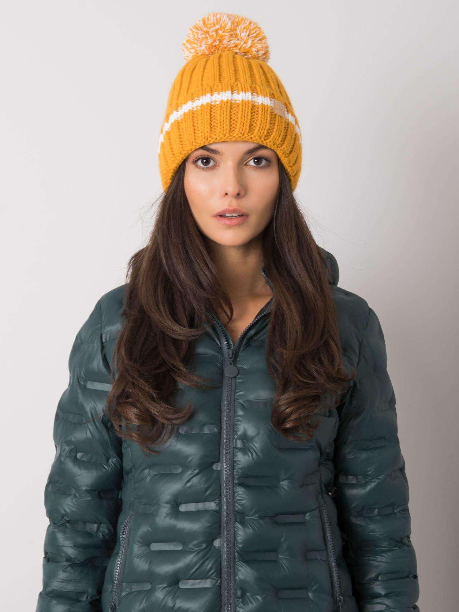 Horčicová zimná čiapka s brmbolcom JK-SK-35.92-mustard Veľkosť: ONE SIZE