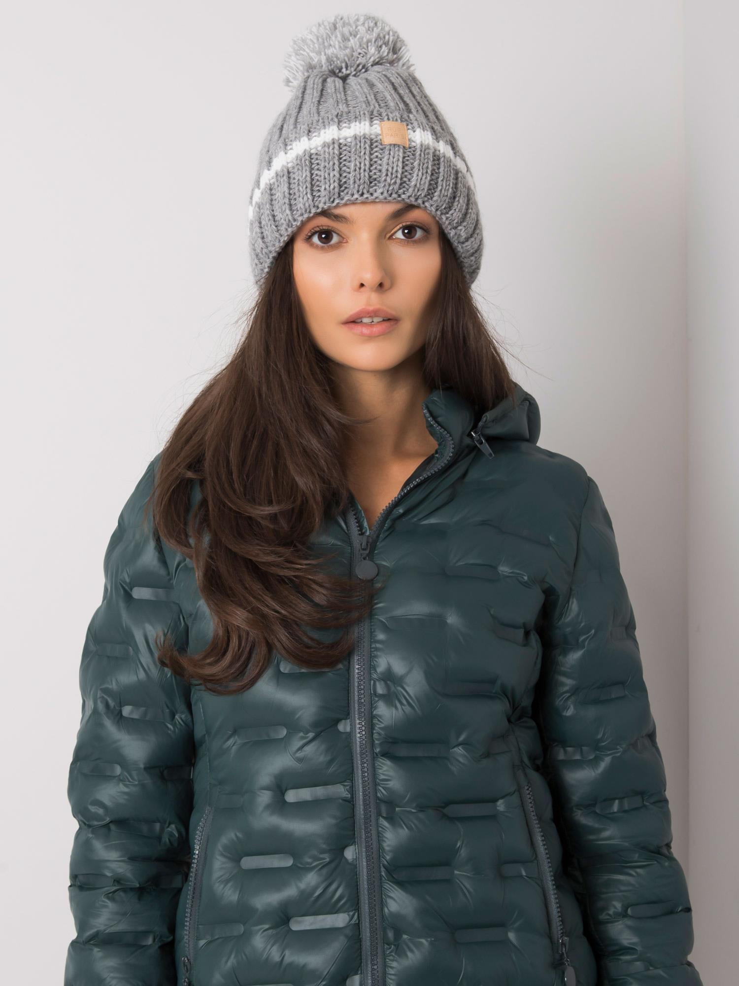 Šedá zimná čiapka s brmbolcom JK-SK-35.92-grey Veľkosť: ONE SIZE