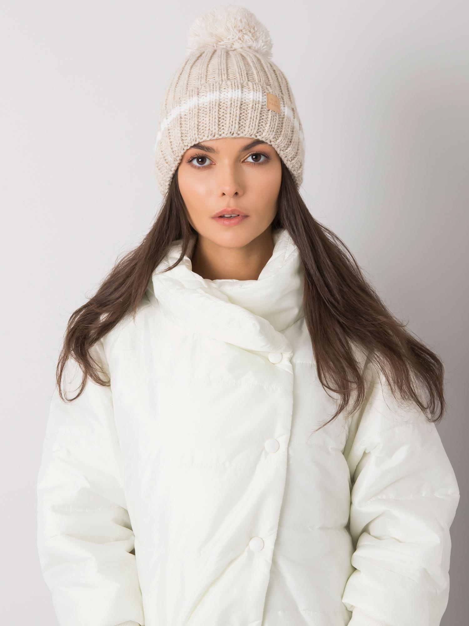 Béžová zimná čiapka s brmbolcom JK-SK-35.92-beige Veľkosť: ONE SIZE