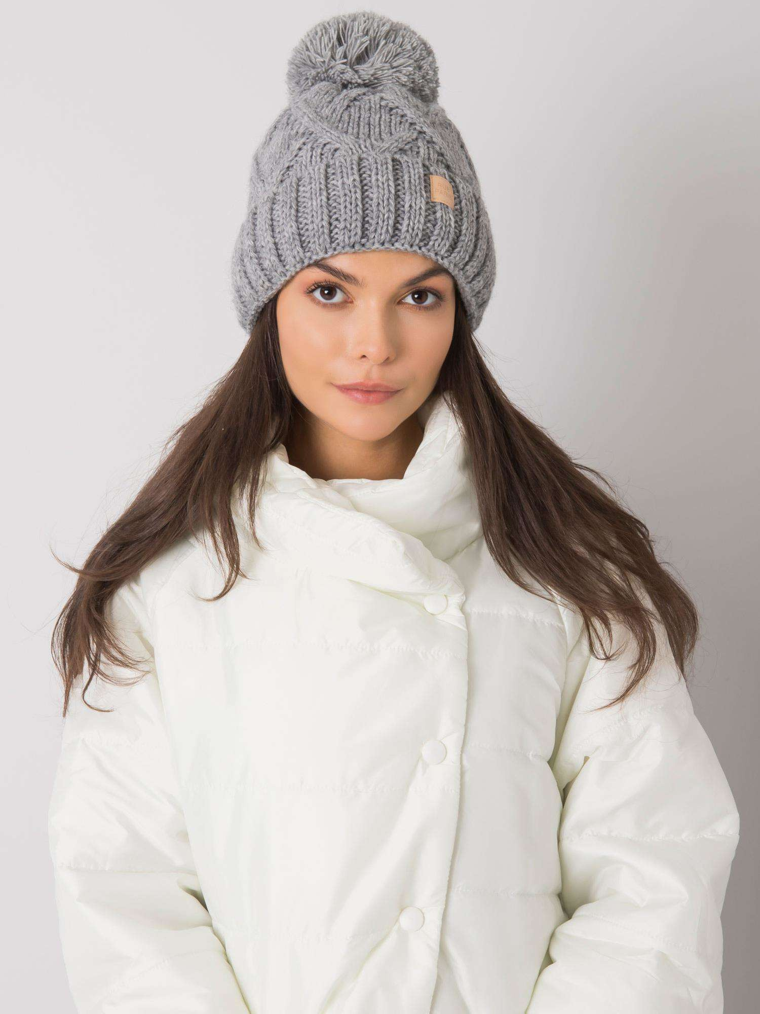 Šedá čiapka s vrkočovým vzorom JK-SK-31.18-grey Veľkosť: ONE SIZE