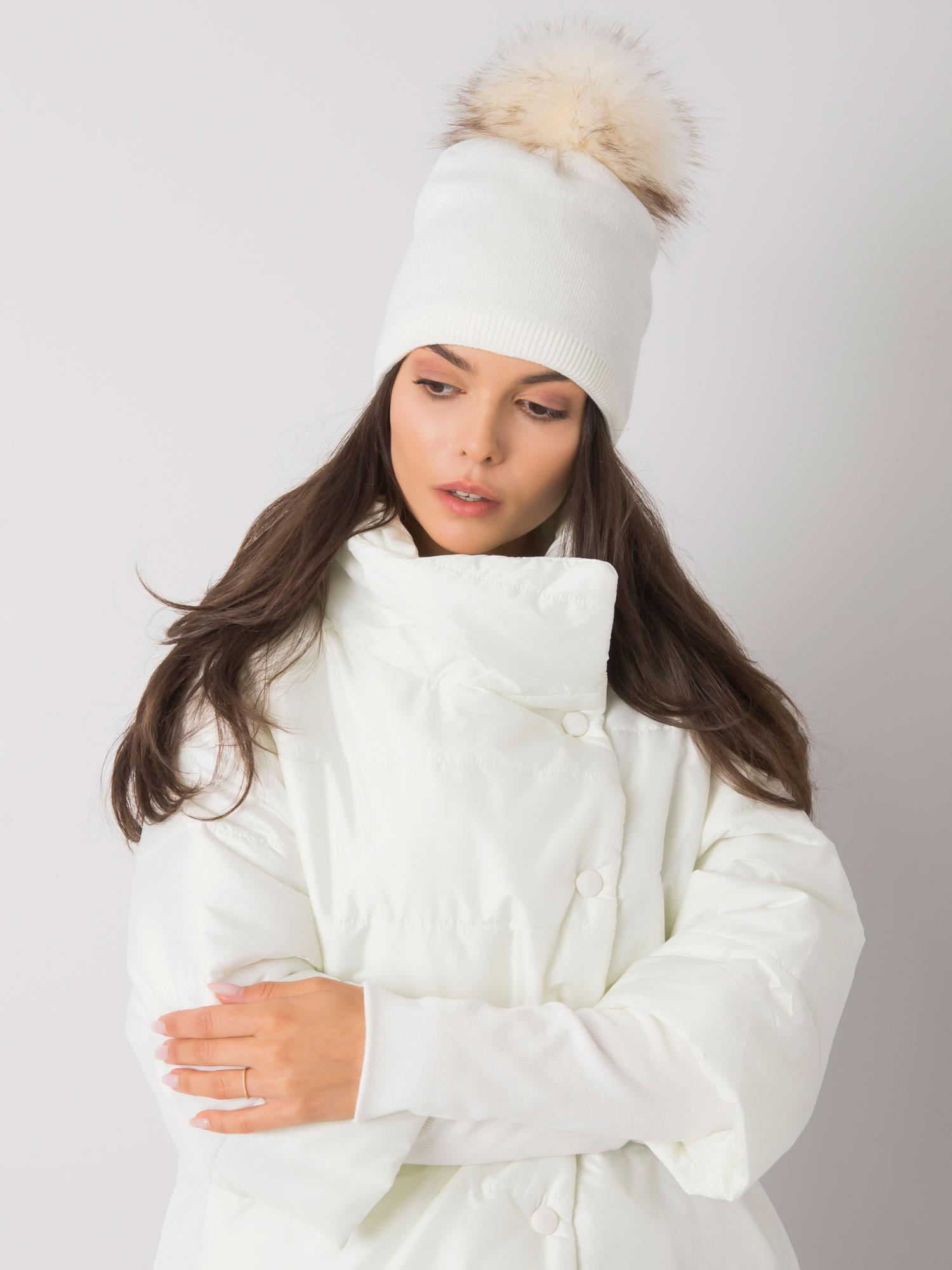 Krémová čiapka s chlpatým brmbolcom JK-SK-34.11-creamy white Veľkosť: ONE SIZE