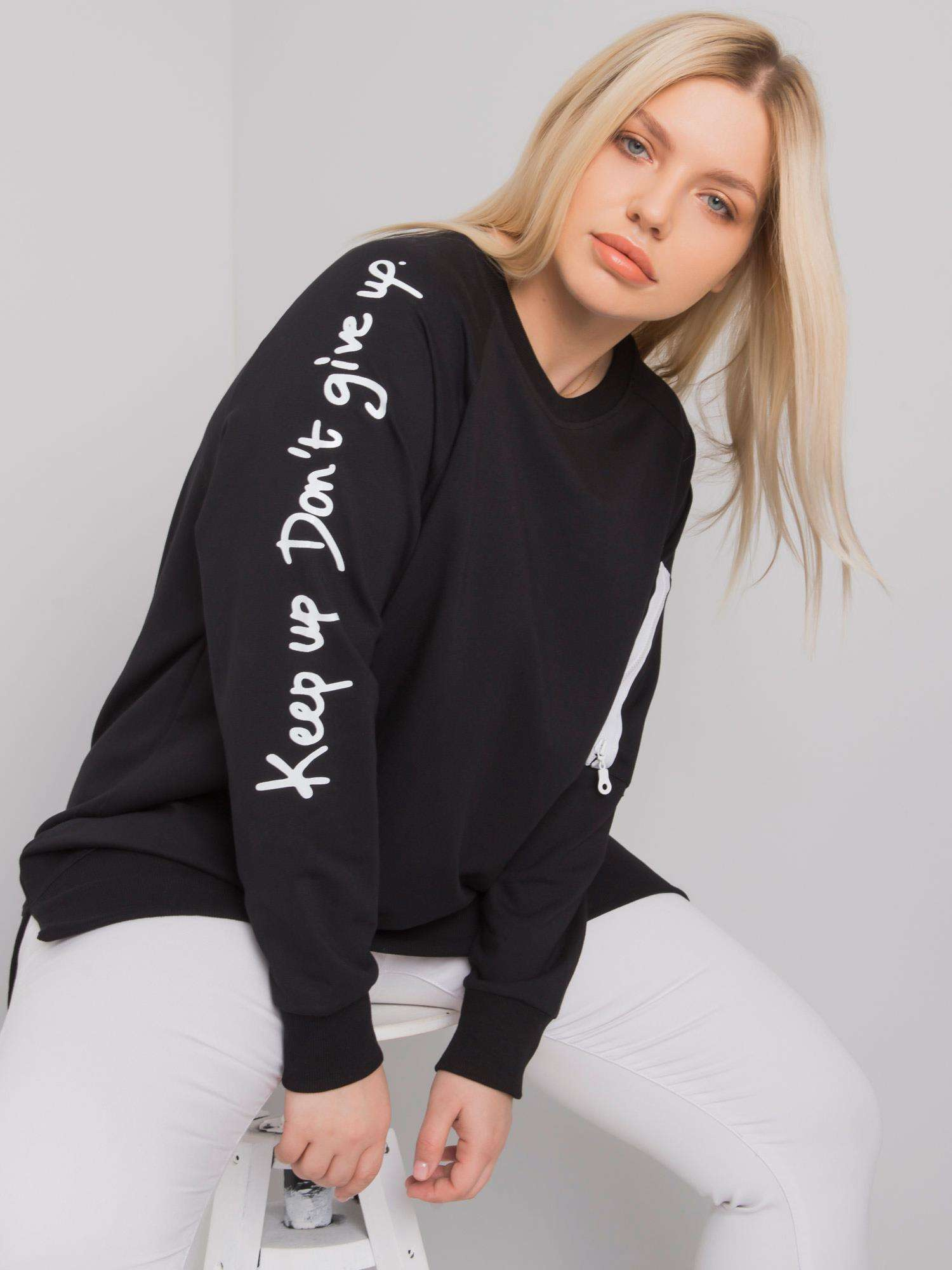 Čierna mikina s nápismi na rukávoch RV-TU-7158.76P-black Veľkosť: ONE SIZE