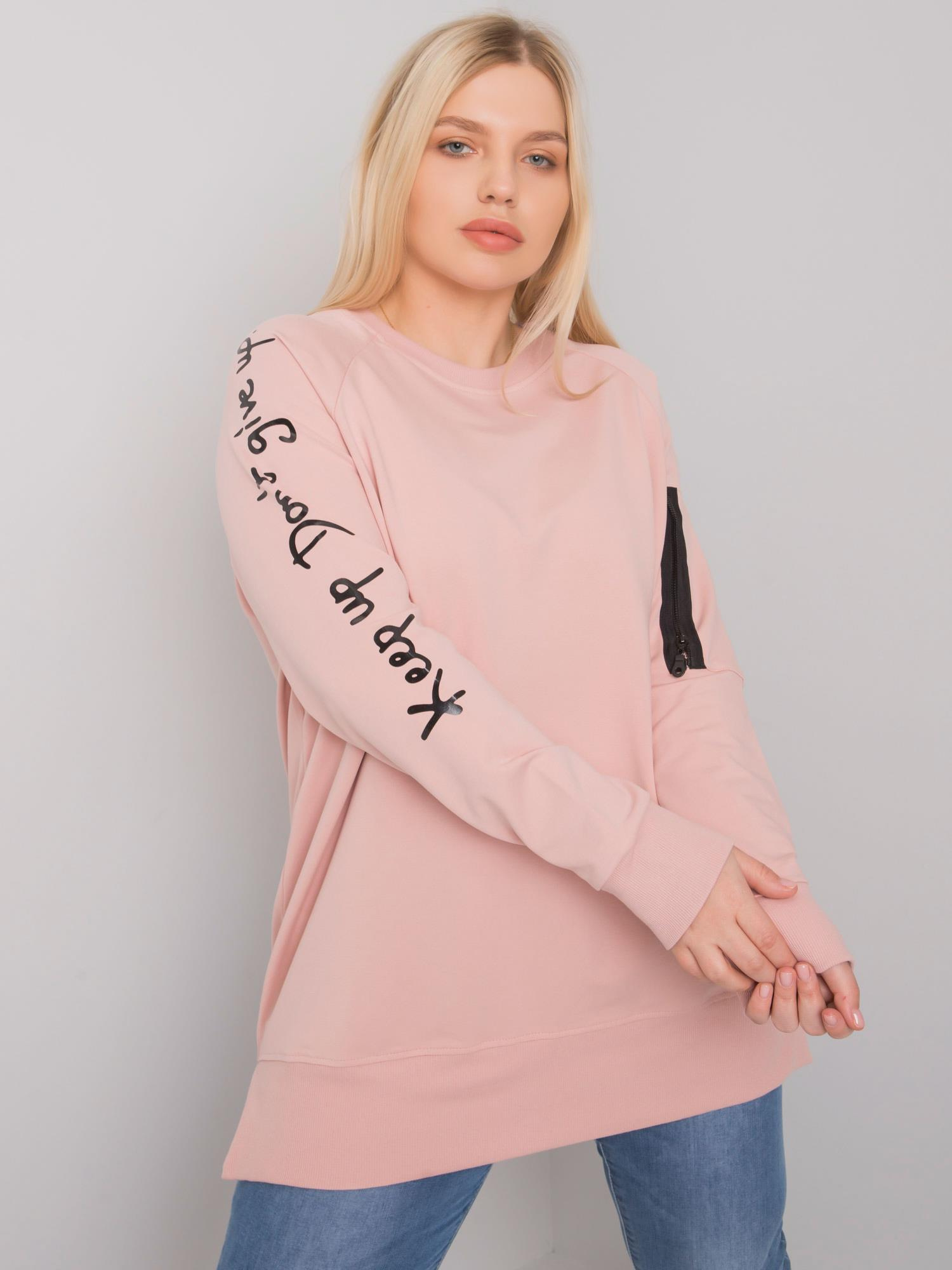 Púdrová mikina s nápismi na rukávoch RV-TU-7158.76P-powder pink Veľkosť: ONE SIZE