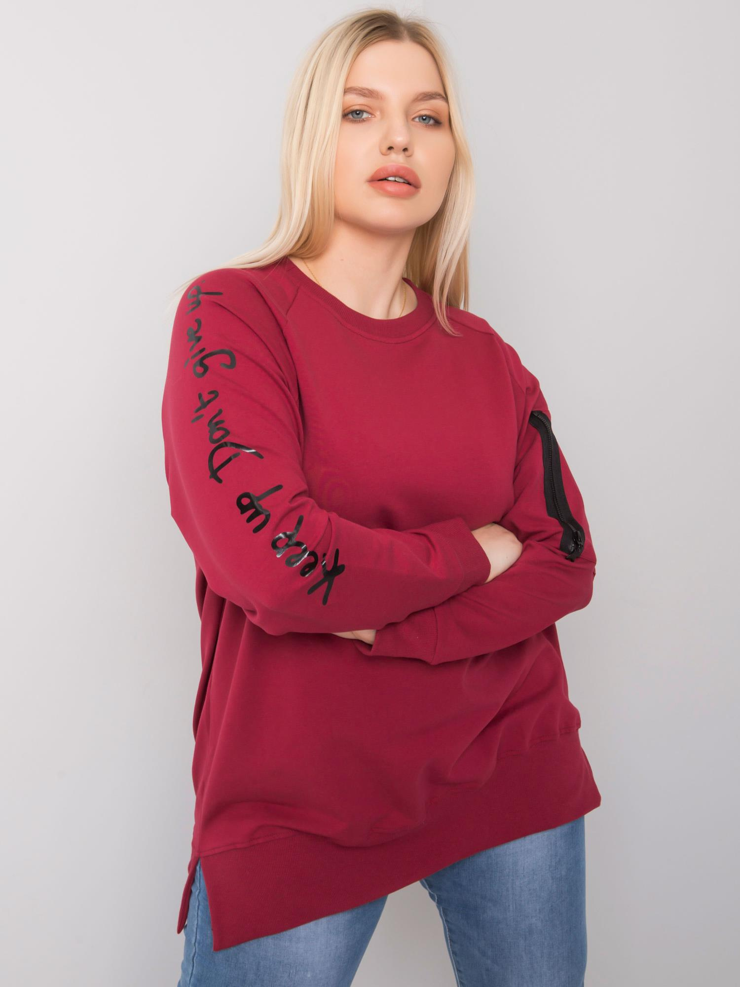 Vínová mikina s nápismi na rukávoch RV-TU-7158.76P-bordo Veľkosť: ONE SIZE